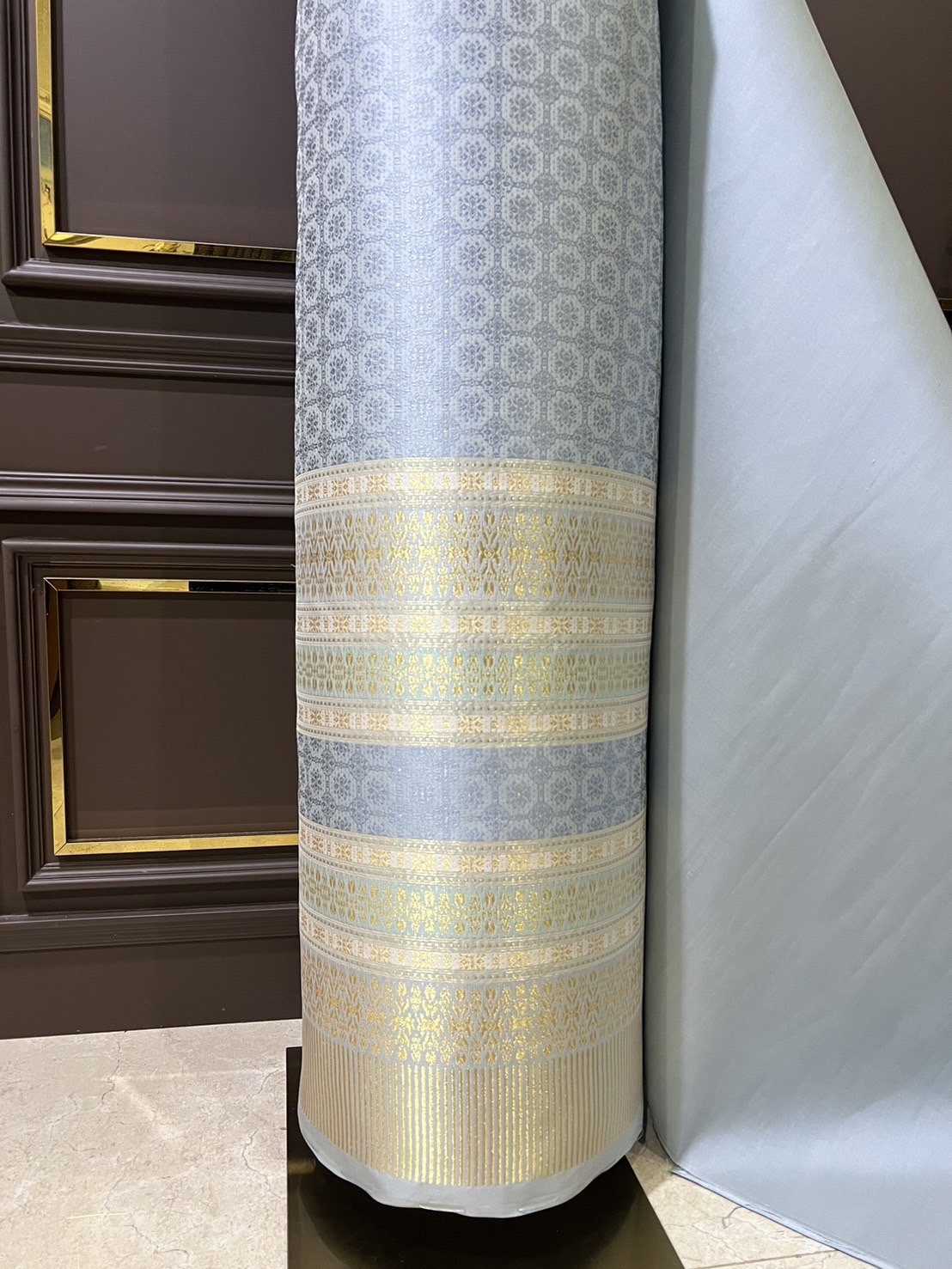 (ผ้าชุด)ผ้าไหมยกดอกลำพูน เกาะเชิงดิ้นทอง ขนาด 1.02x4.57เมตร ลายเหลี่ยมจันทร์ พื้นสีฟ้าเทา รหัส N90-29-TR0414