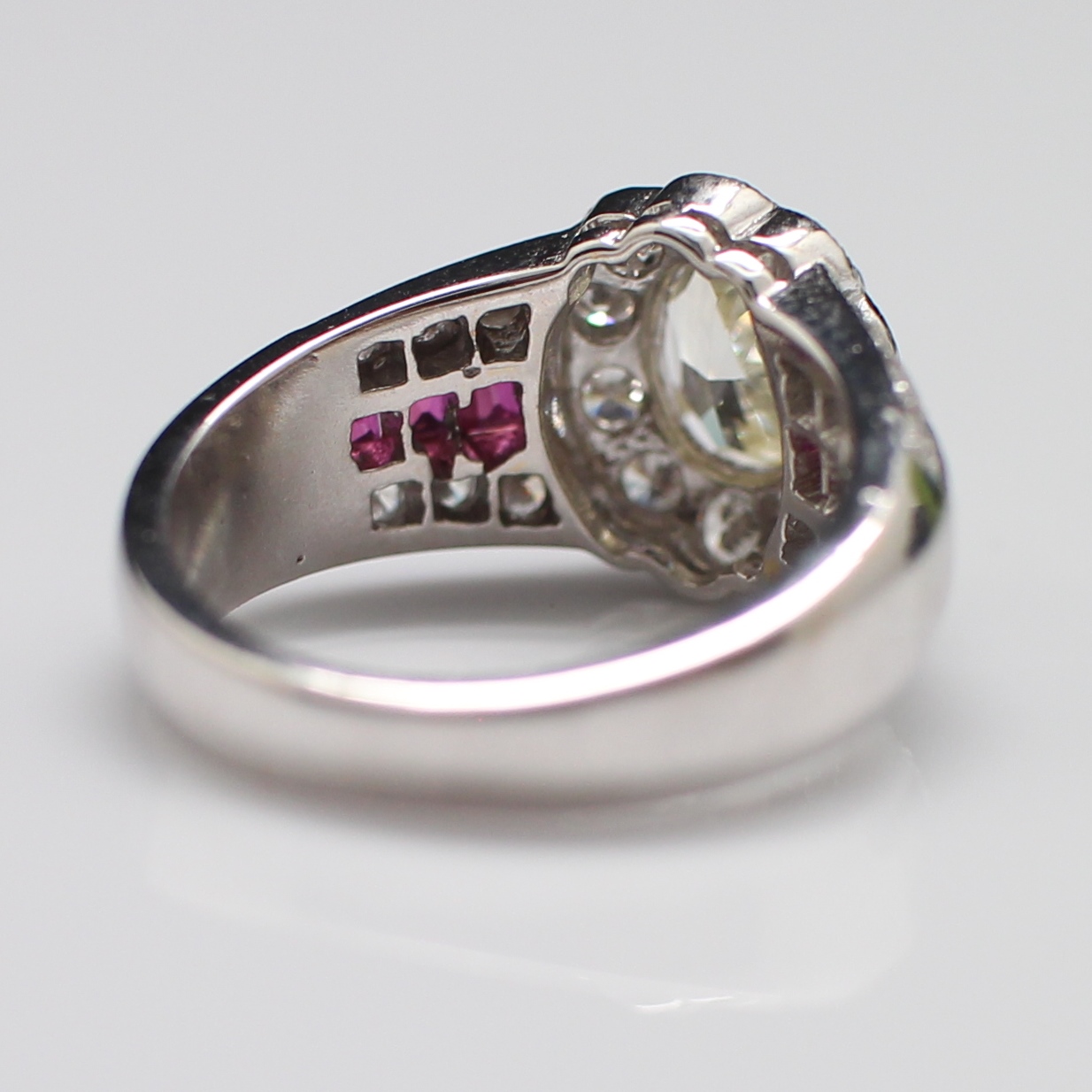 RG250093 แหวนเพชรทรงไข่ 1.15 กะรัต ล้อมเพชรแท้ 10 เม็ด 0.30 กะรัต และ 12 เม็ด 0.24 กะรัต ทองแท้ 90% ชุบขาว นน.รวม 7.5 กรัม ขนาดแหวน 50