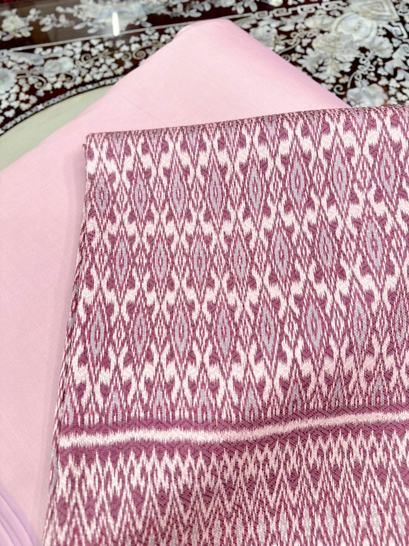 (ผ้าชุด)ผ้าไหมมัดหมี่ 6ตะกอ สีธรรมชาติ ลายขอล้อมโคม (ผ้าลาย 2เมตร+สีพื้น 2เมตร) สีชมพูนู้ด รหัส L8A-ST-0518681