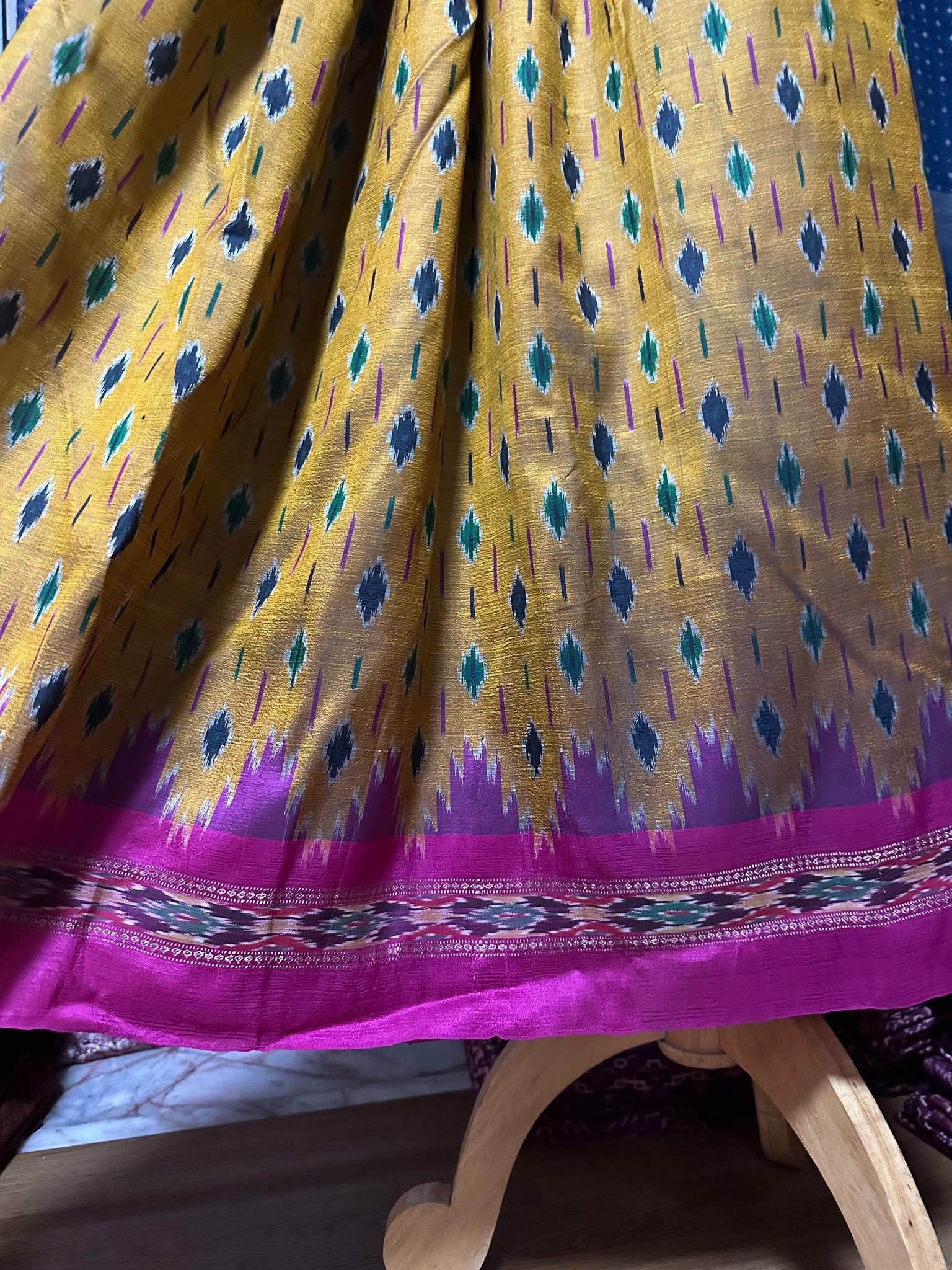 ซิ่น ไหมมัดหมี่ ผ้าปาโตล่า ขนาด 118x210ซม. พื้นสีเหลืองเชิงชมพู รหัส N9-SIL-051768A4