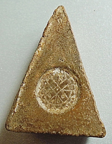 พระนางพญา อาจารย์ถนอม วัดนางพญา พิมพ์เข่าโค้ง เนื้อดิน ปี 2514 จ.พิษณุโลก พิมพ์ใหญ่ (นิยม)