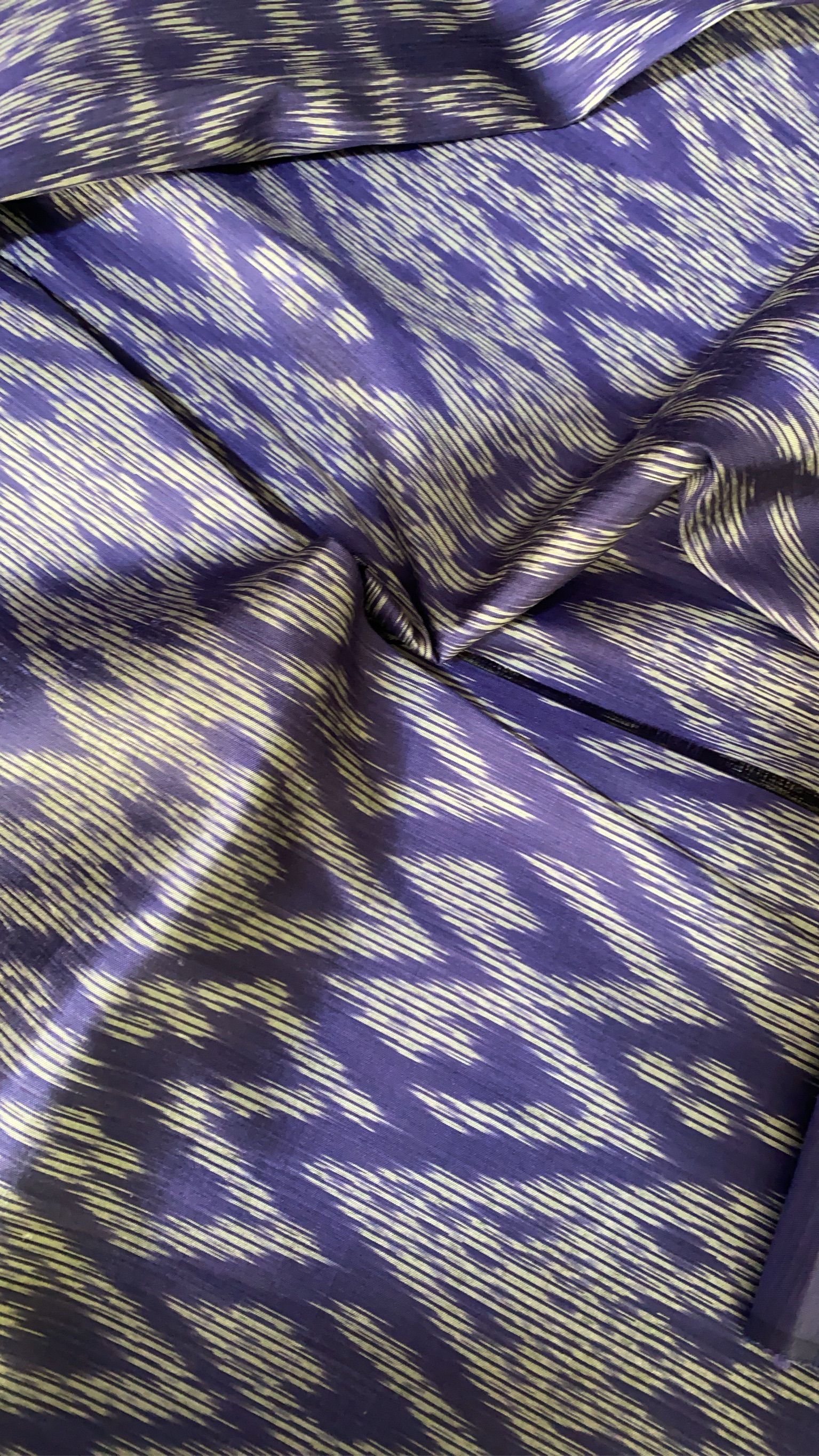 ผ้าไหมมัดหมี่ เนื้อไหมบ้าน ไหมแท้ทอมือ 3ตะกอ ขนาด 1x2เมตร พื้นสีม่วง รหัส R2Q-148-1126688