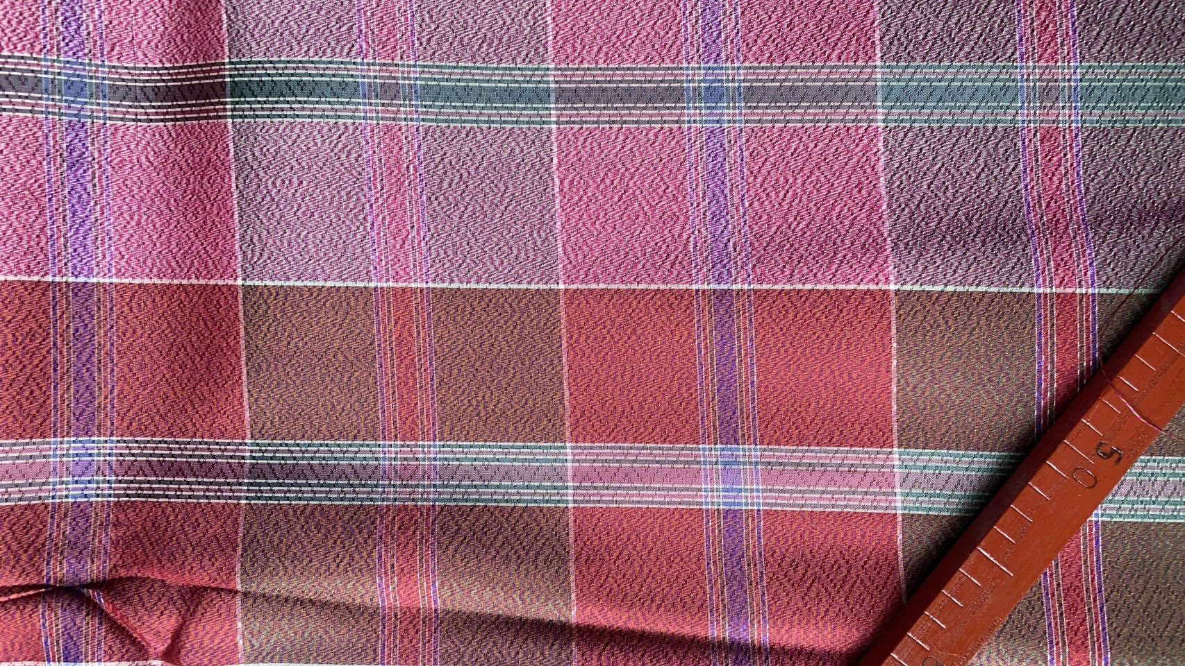 ผ้าไหมโสร่ง ไหมแท้ หางกระรอก สีแดงสลับคละสี ขายตามความยาวเมตร รหัส R1B-76-092668161