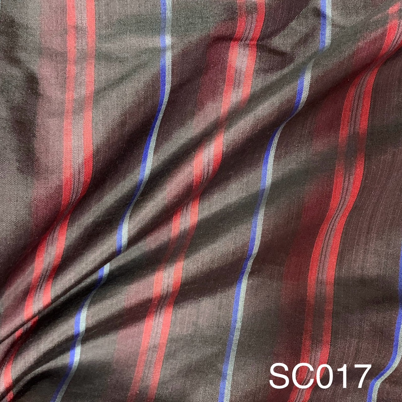 ผ้าไหมลายทาง เนื้อหยาบ ขายตามความยาวหลา สีคละสี รหัส A8-AA-SC017