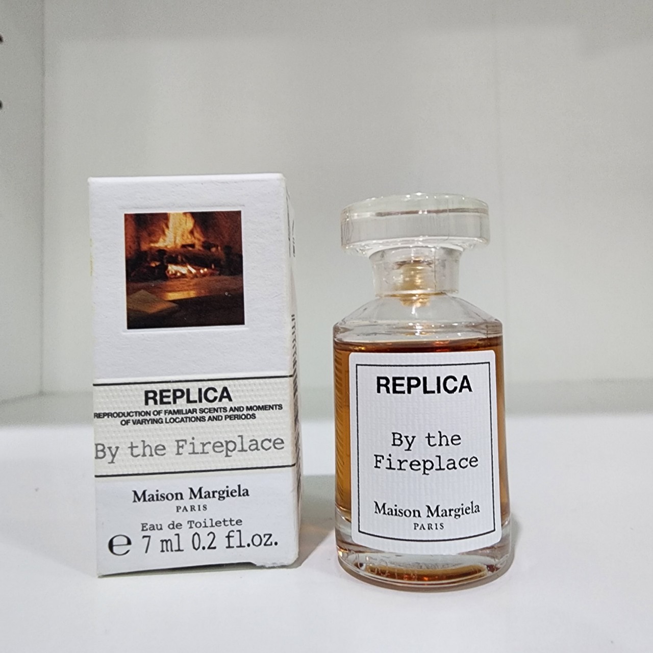 น้ำหอมจิ๋วมินิ Maison Margiela Replica By the fireplace EDT 7ml แบบแต้มมีกล่อง ( Mini Perfume น้ำหอมขนาดพกพา) น้ำหอมจิ๋วมินิ ขวดน่ารัก ตั้งโชว์ก็สวย พกพาก็สะดวก หัวแต้มตามจุดชีพจร