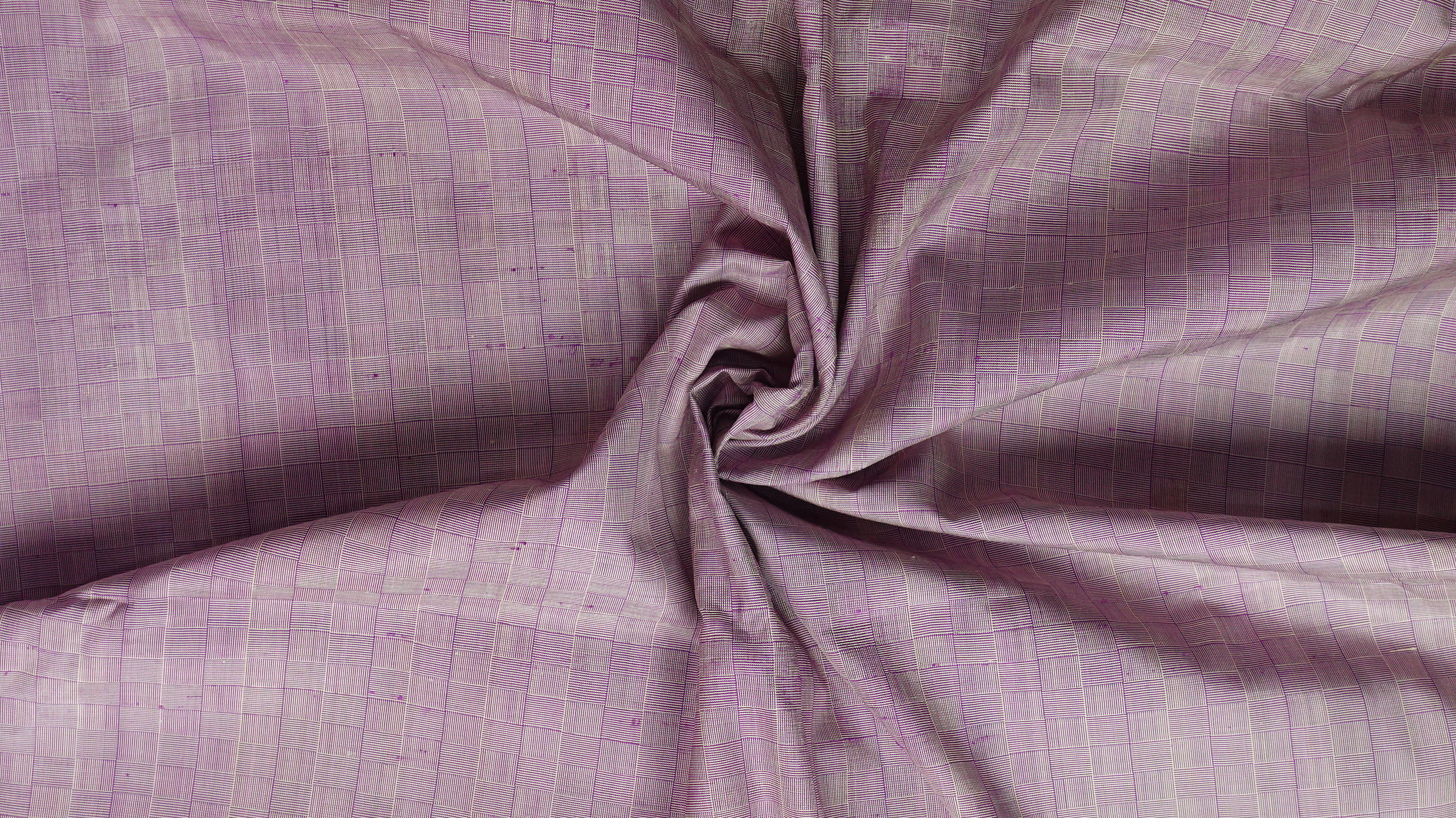 ผ้าไหมลายเกล็ดเต่า เนื้อไหมบ้าน ไหมแท้ สีม่วงกลีบบัว ขายตามความยาวหลา รหัส R1D-NY-01236809