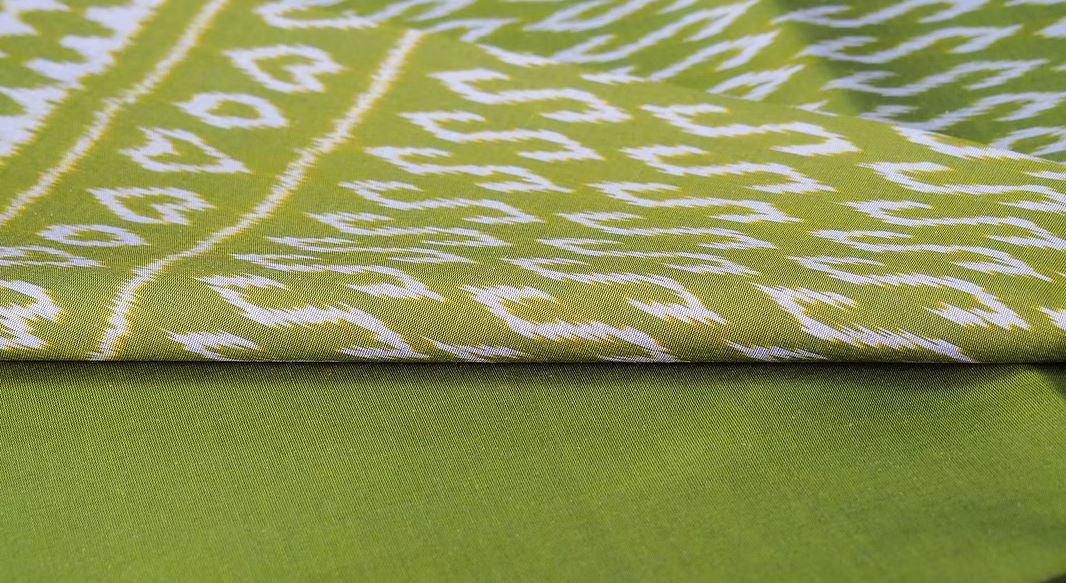 (ผ้าชุด) ผ้าไหมมัดหมี่ไหมแท้ (ผ้าลาย2หลา+สีพื้น2หลา) ลายขอพระราชทาน พื้นสีเขียวตองอ่อน รหัส M2B-CT-100965