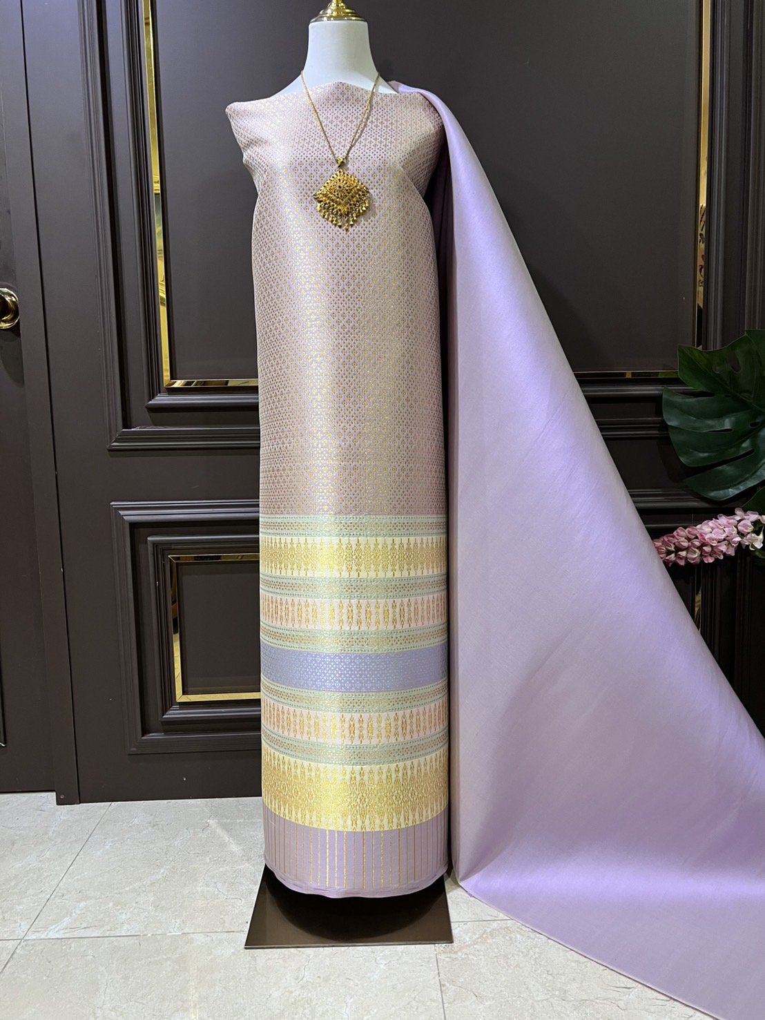 (ผ้าชุด)ผ้าไหมยกดอกลำพูน ยกดอกดิ้นทอง ขนาด 1.03x4.36เมตร ลายกาสลองล้อมเพชร พื้นสีม่วงพาสเทล รหัส N90-29-R0013