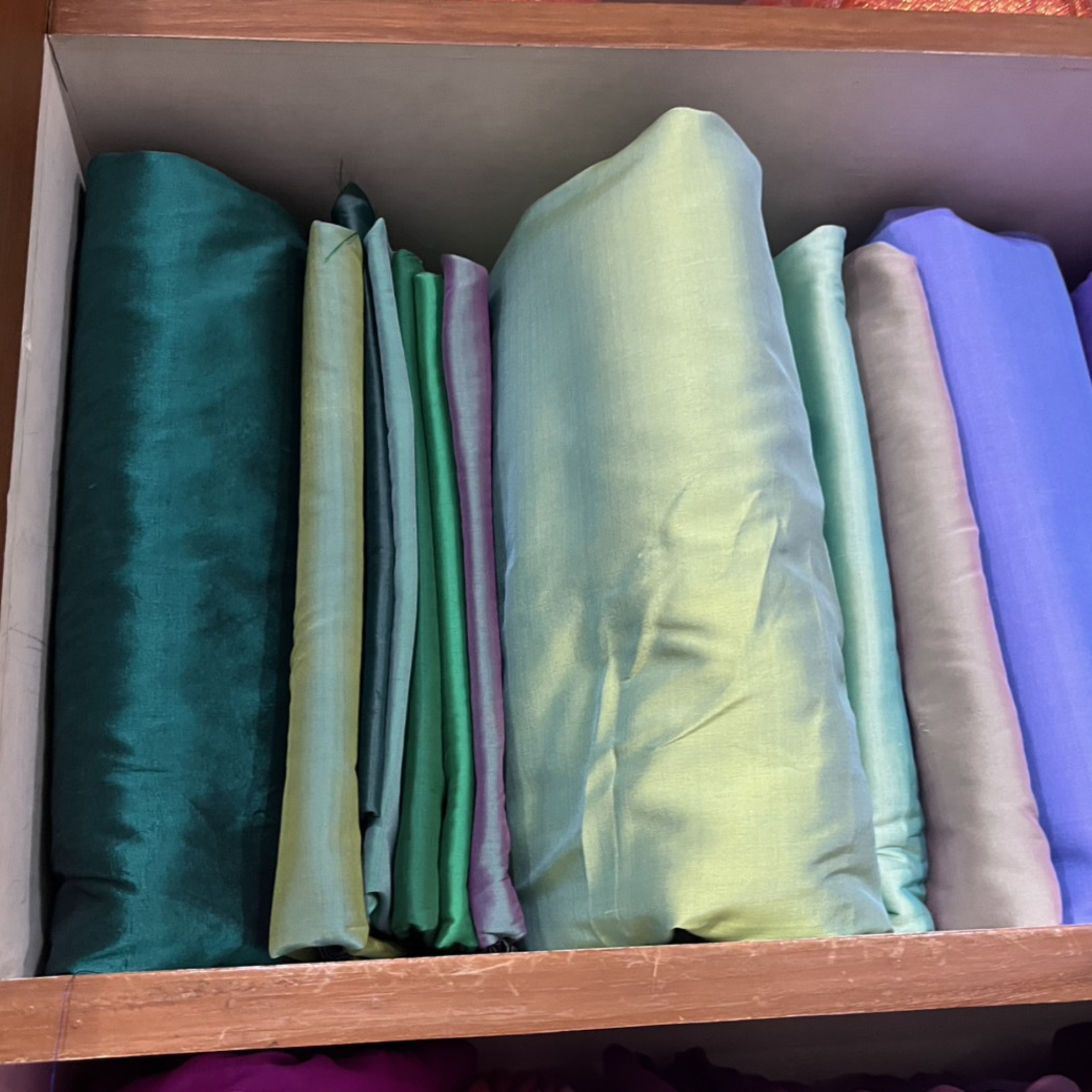 ผ้าไหมสีพื้น เนื้อเรียบ ไหมแท้ 2เส้น สีเขียวมะนาวเหลือบฟ้า (ราคาต่อหลา) รหัส C-NY-100868