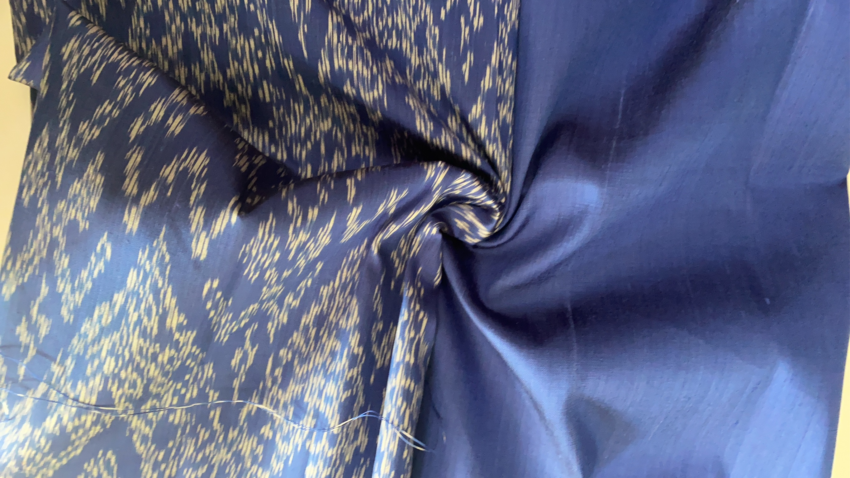 (ผ้าชุด)ไหมมัดหมี่ สองตะกอ ไหมบ้านแท้ (ผ้าลาย2หลา+สีพื้น2หลา) สีน้ำเงิน รหัส M2B-148-1127683