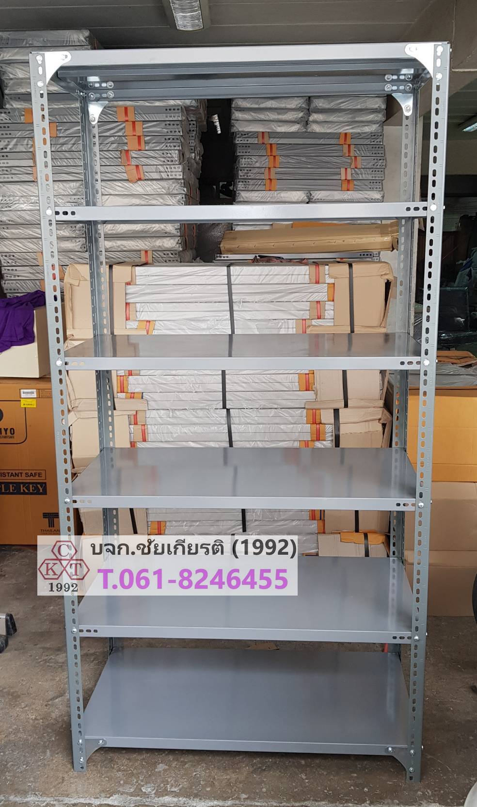 ชั้นเหล็กฉากเสาใหญ่วางของพื้นปูแผ่นเหล็ก