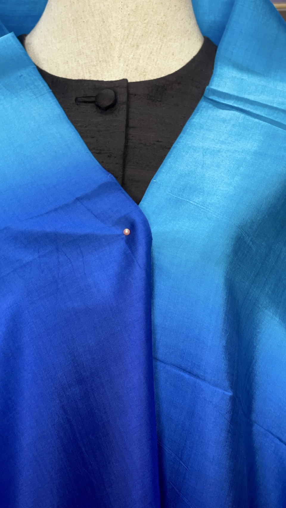 ผ้าคลุมไหล่ผ้าไหม สไลด์สี เนื้อเรียบ ขนาด 60x200ซม. สีฟ้า-สีน้ำเงิน รหัส ZYE-AA-1114680