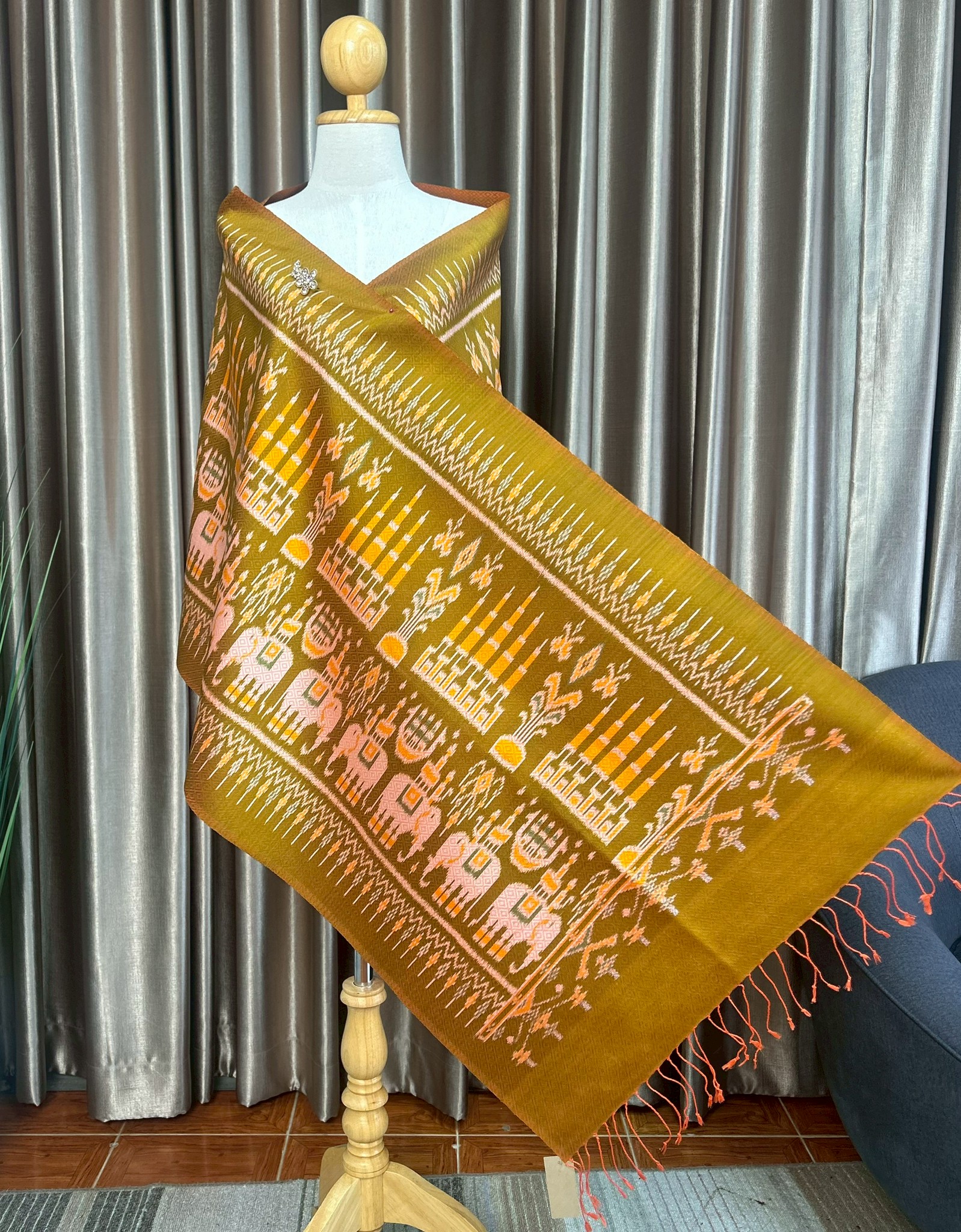 ผ้าคลุมไหล่ ทอยกดอกลูกแก้ว ขนาด 60x200เซนติเมตร ลายช้าง มีหน้านางชายครุย พื้นสีเหลืองทอง รหัส L5E-PK-0910681306