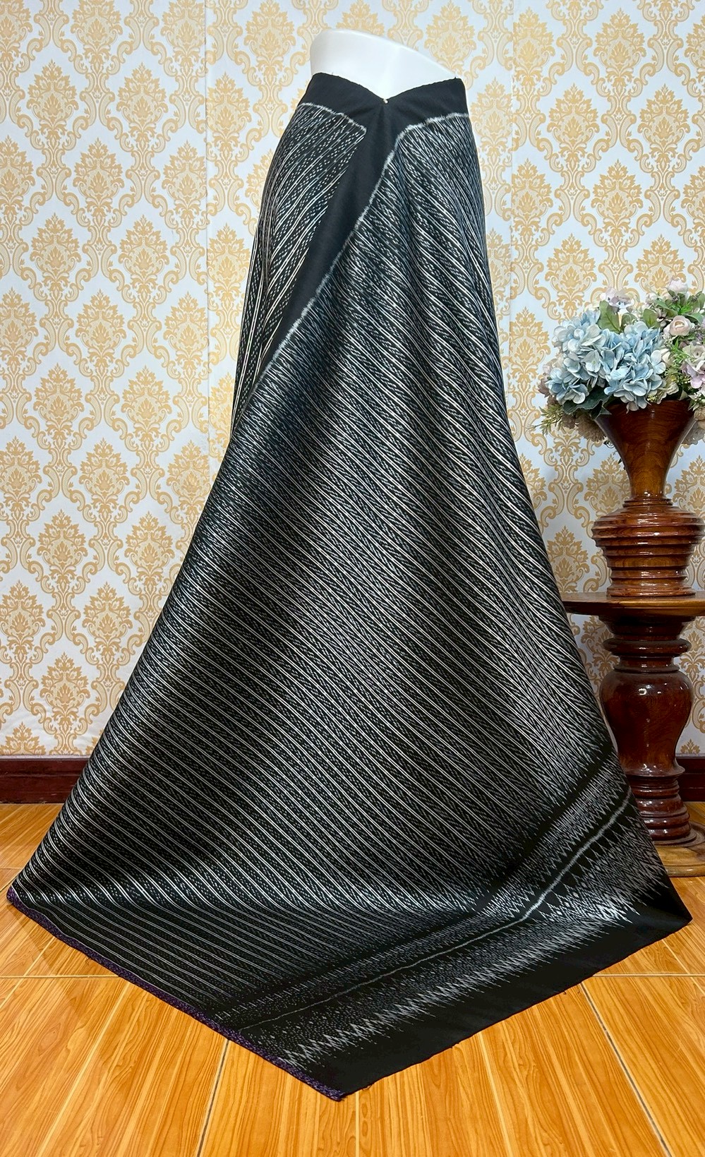 ซิ่น ผ้าไหมมัดหมี่ 3ตะกอ ขนาด 1x2เมตร ลายโฮล พื้นสีดำ รหัส R2Q-KN-1115685