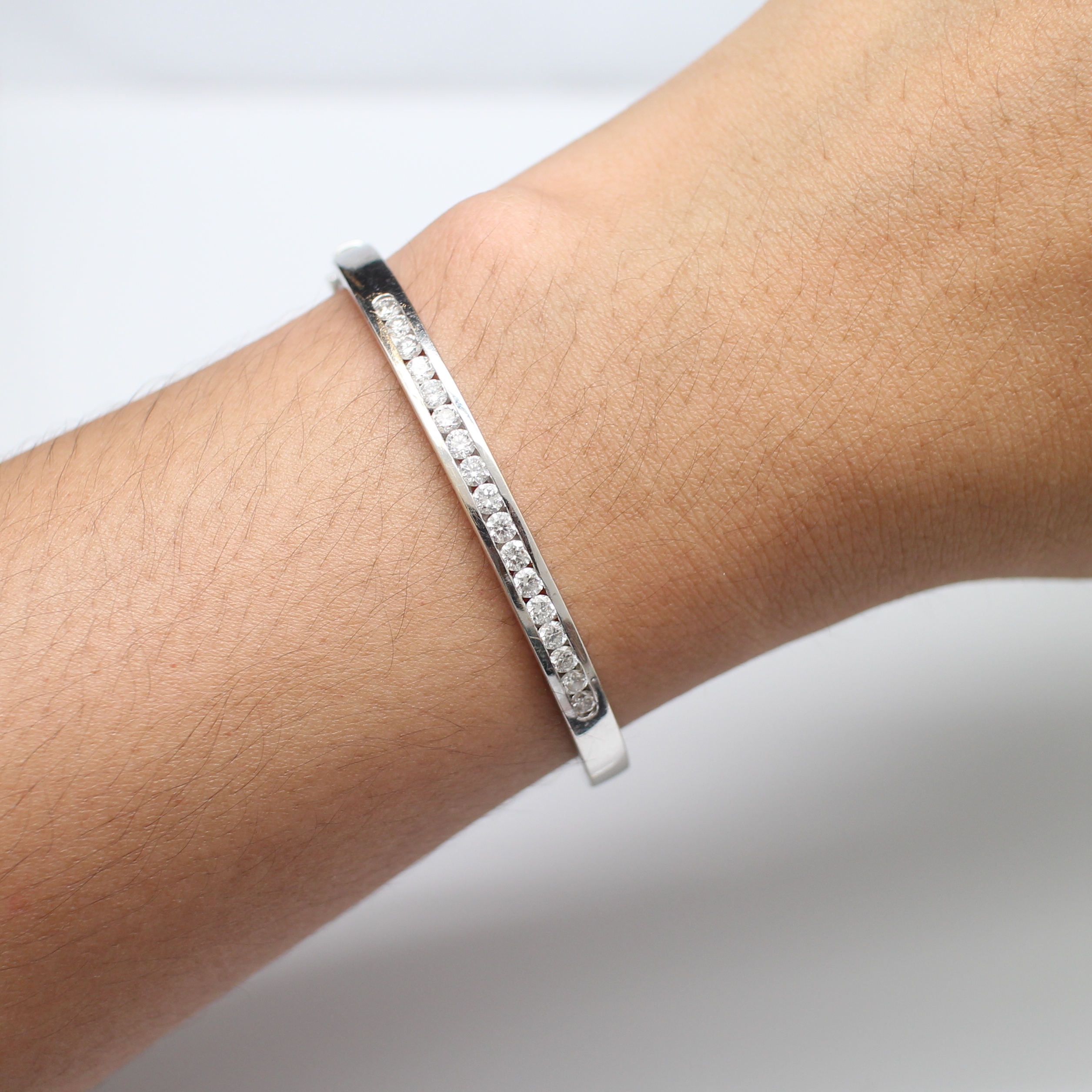 BL25023 กำไลเพชรแถวครึ่งหน้า เพชรแท้ 17 เม็ด 1.19 กะรัต ทองแท้ 18k นน.รวม 18.1 กรัม เส้นผ่านศูนย์กลาง 5.3 ซม.