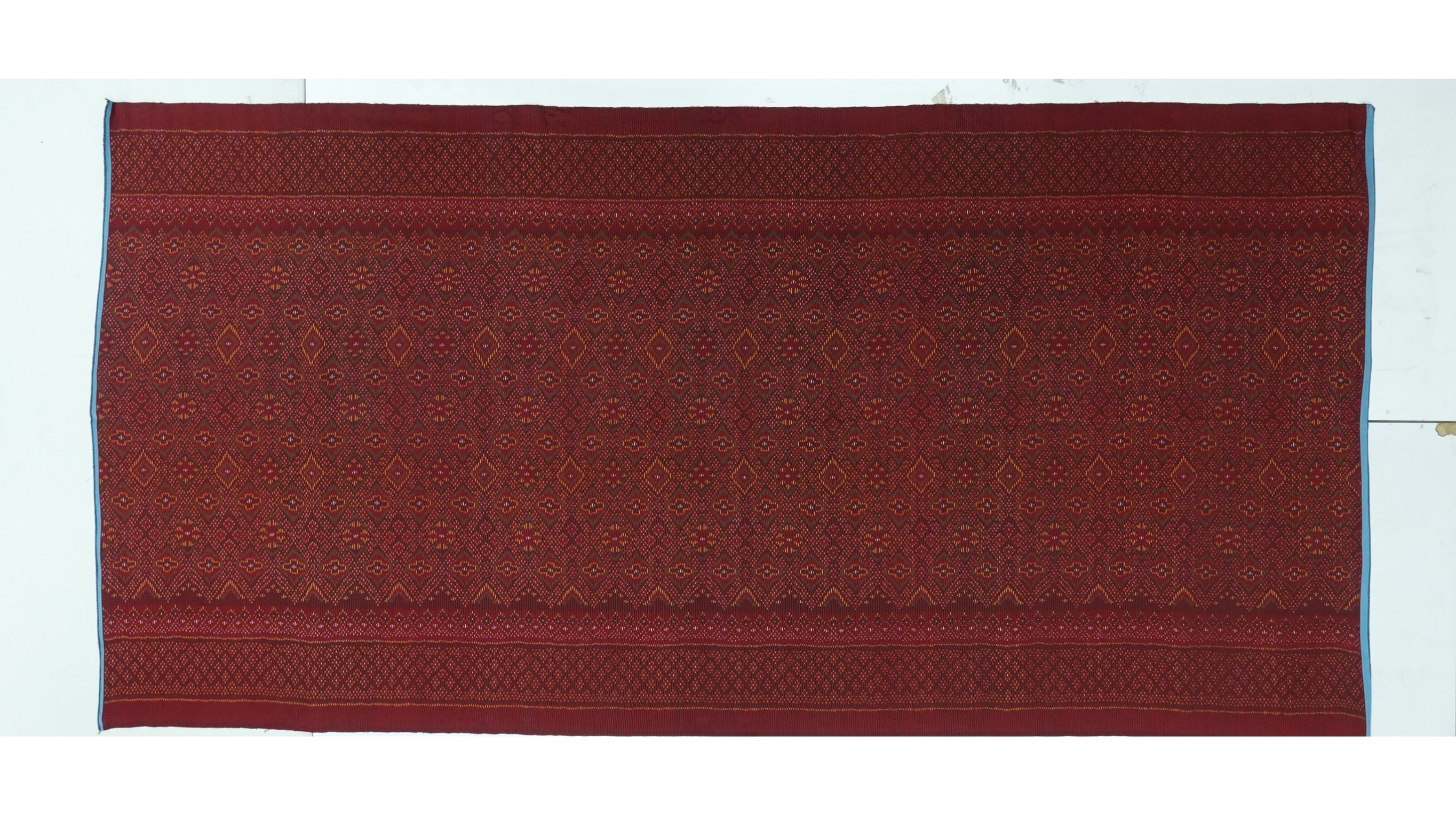 ซิ่น ผ้าไหมมัดหมี่ 3ตะกอ ตีเกลียว งานชั้นครู ขนาด1x2เมตร ลายดอกมะเขือ พื้นสีแดงเม็ดมะขาม รหัส R2Q-ME-66-08196701