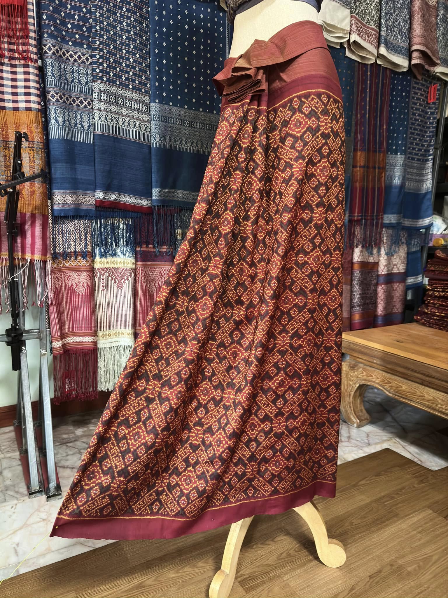 ซิ่น พระตะบอง ผ้าจามทอสามตะกอ ขนาด 120x185ซม พื้นสีแดง รหัส N9-SIL-AJ21