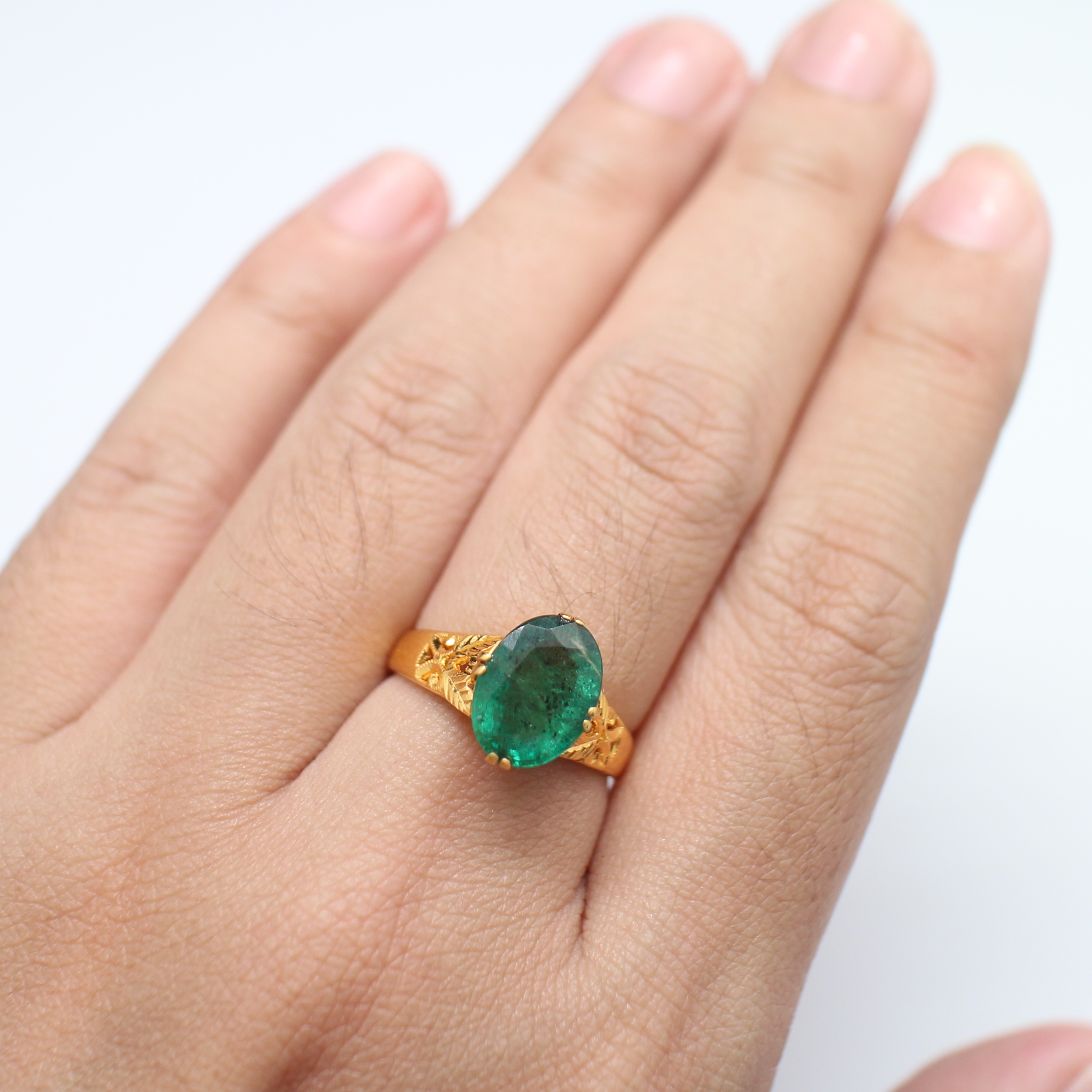 RG250074 แหวนมรกต ก้านแหวนฉลุลาย ทองแท้ 90% นน.รวม 4.1 กรัม ขนาดแหวน 54