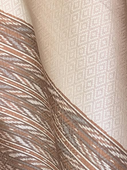 (ผ้าชุด)ผ้าไหมมัดหมี่สุรินทร์ ขนาด 1x4 เมตร (ผ้าลาย 2เมตร+สีพื้น 2เมตร) ลายโฮล พื้นสีน้ำตาลครีม รหัส L8A-MD-1120681