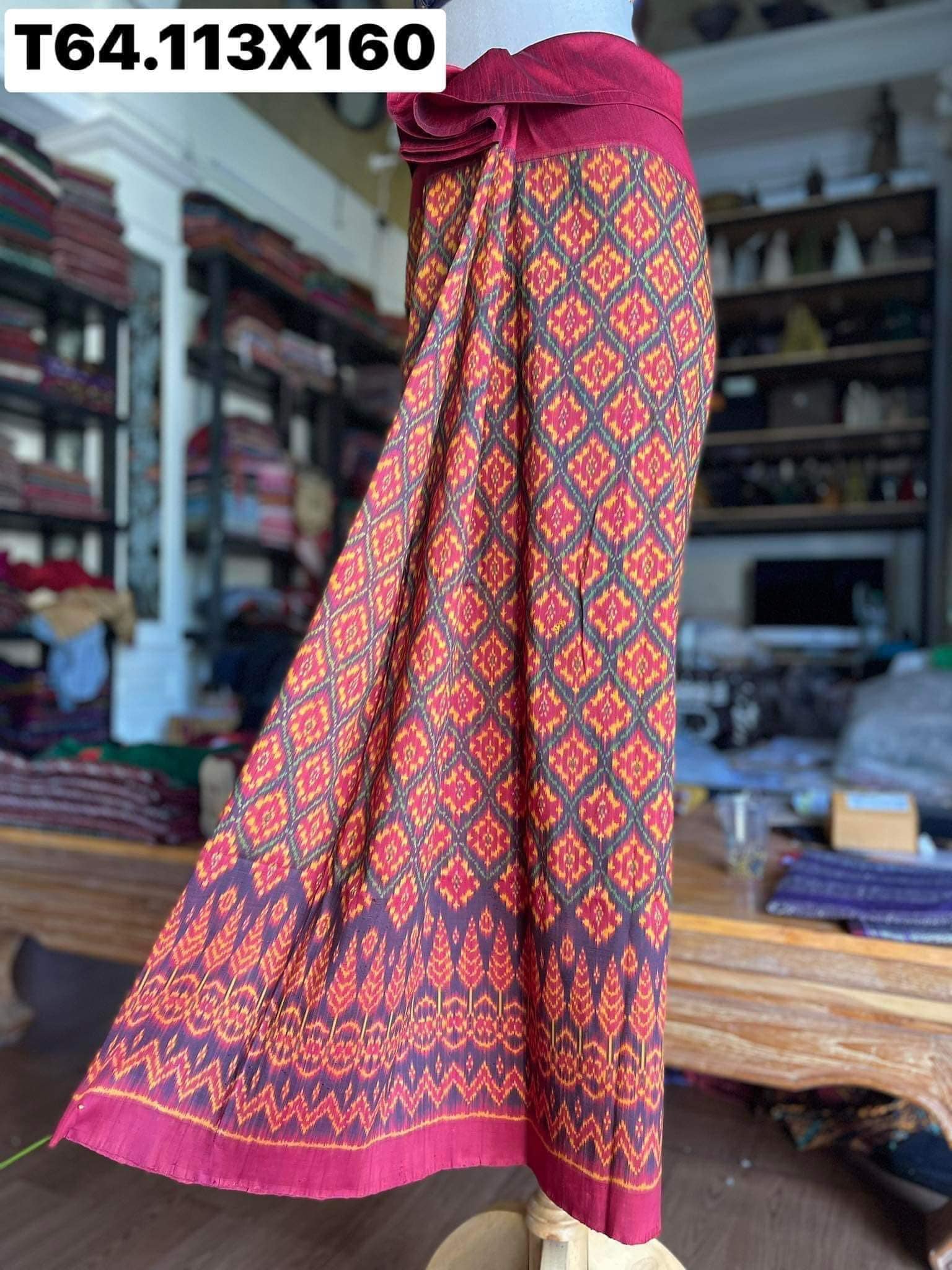 ซิ่น ผ้าซิ่นพระตะบอง สีธรรมชาติ ผ้าจาม 3ตะกอ ขนาด 113x160ซม. พื้นสีแดง รหัส N9-SIL-T64