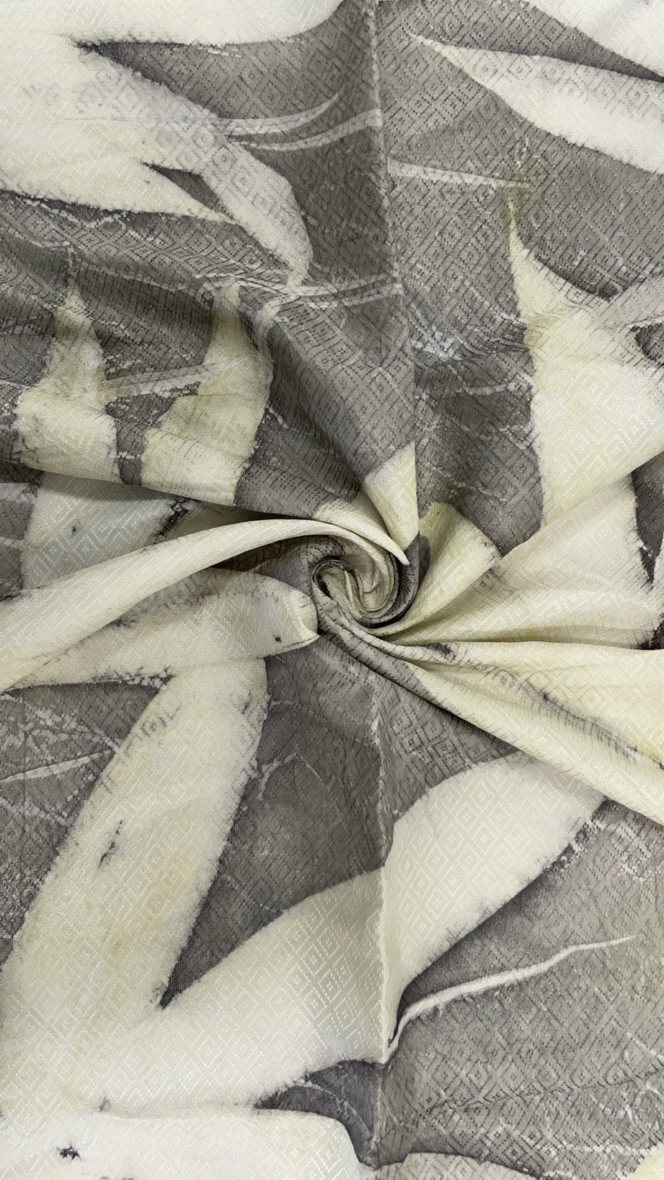 ผ้าคลุมไหล่ผ้าไหม Eco print เนื้อยกดอก มีชายครุย ขนาด 60x180ซม. สีเทา รหัส ECO-82-1114689