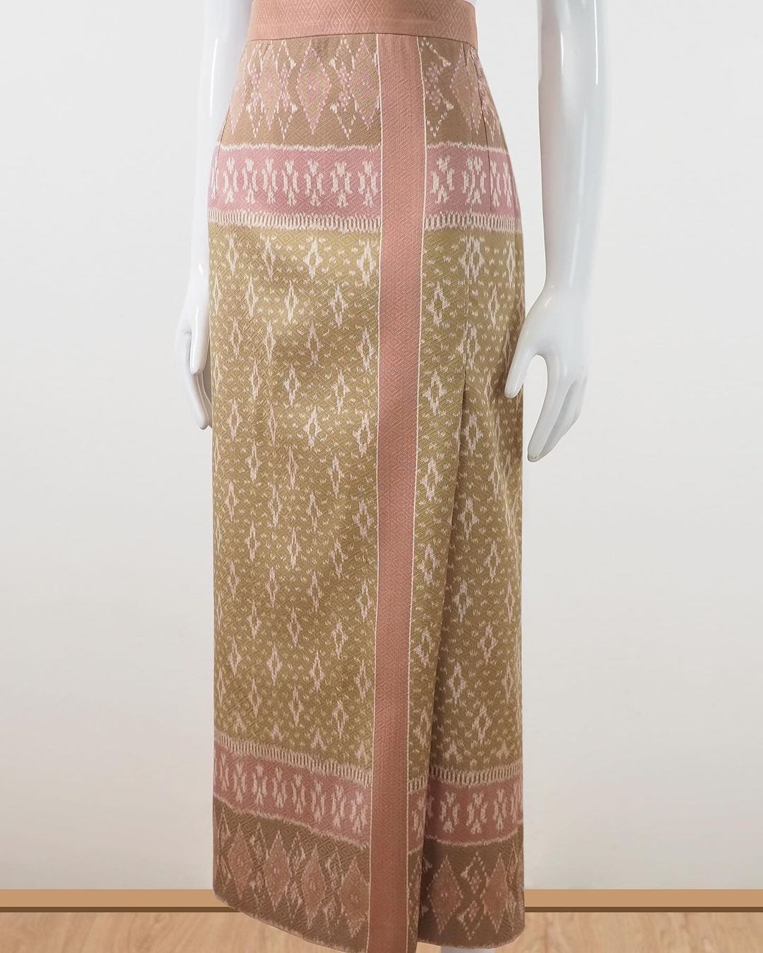 สั่งตัดเย็บ กระโปรงผ้าไหม ผ้าถุงสำเร็จ ผ้าถุงป้าย (ไม่รวมผ้า) รหัส CUT-ST007