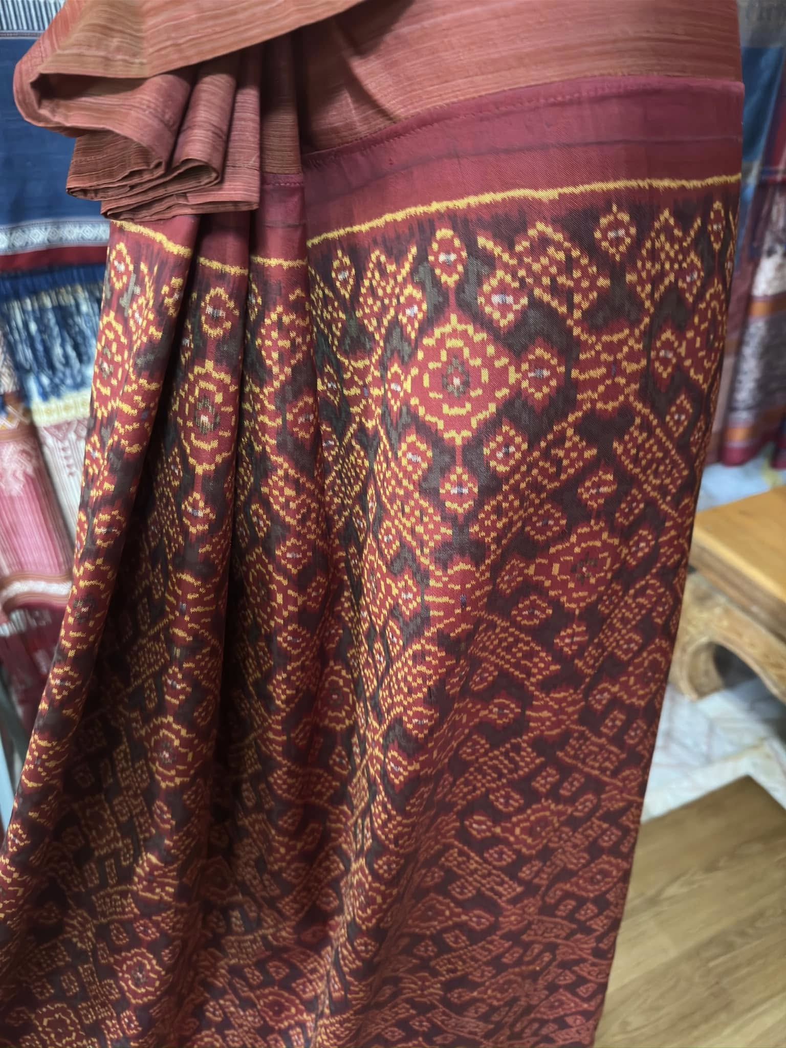 ซิ่น พระตะบอง ผ้าจามทอสามตะกอ ขนาด 120x185ซม พื้นสีแดง รหัส N9-SIL-AJ21