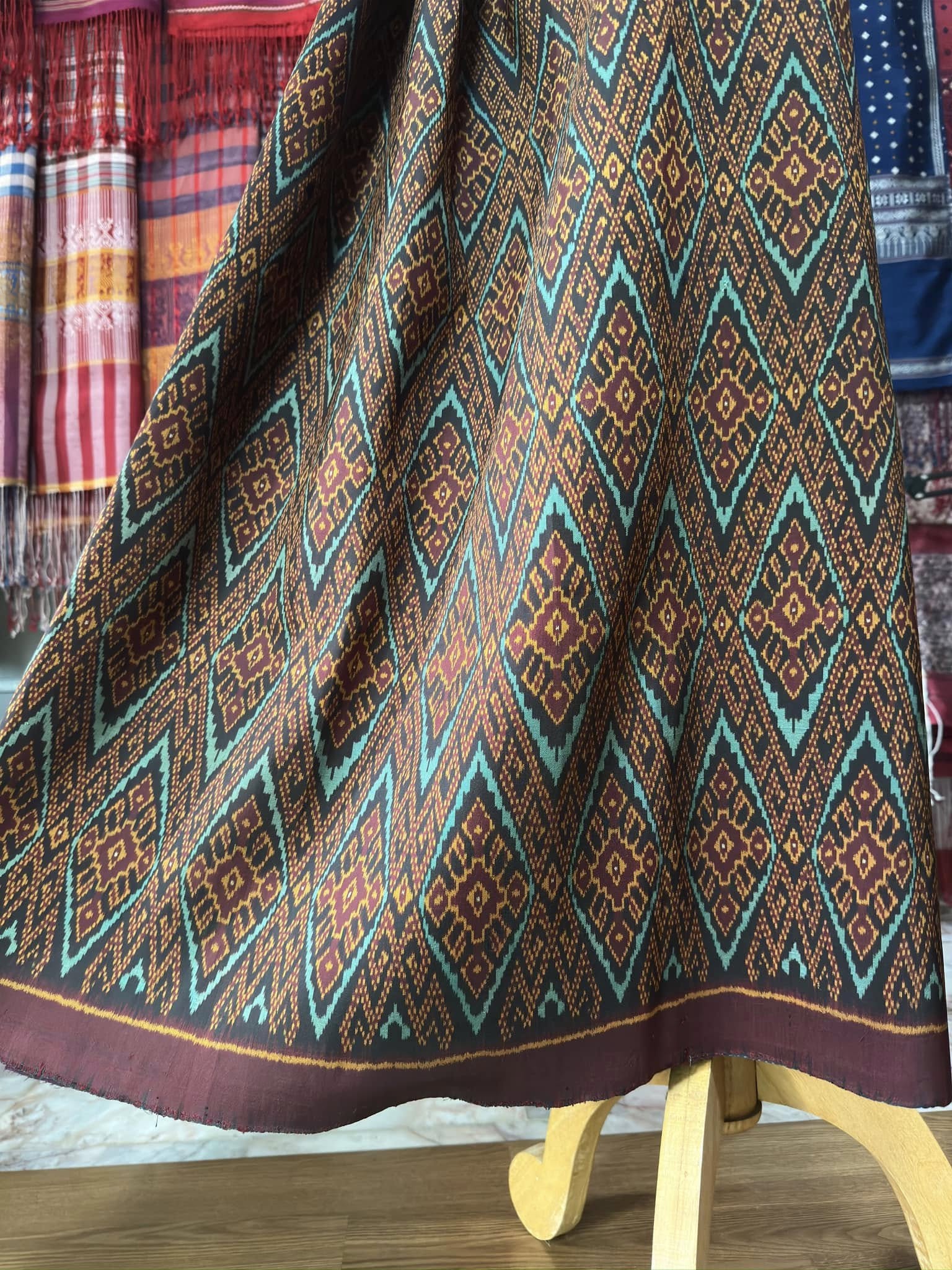 ซิ่น พระตะบอง ผ้าจามทอสามตะกอ ขนาด 118x160ซม พื้นสีน้ำตาล รหัส N9-SIL-AJ17