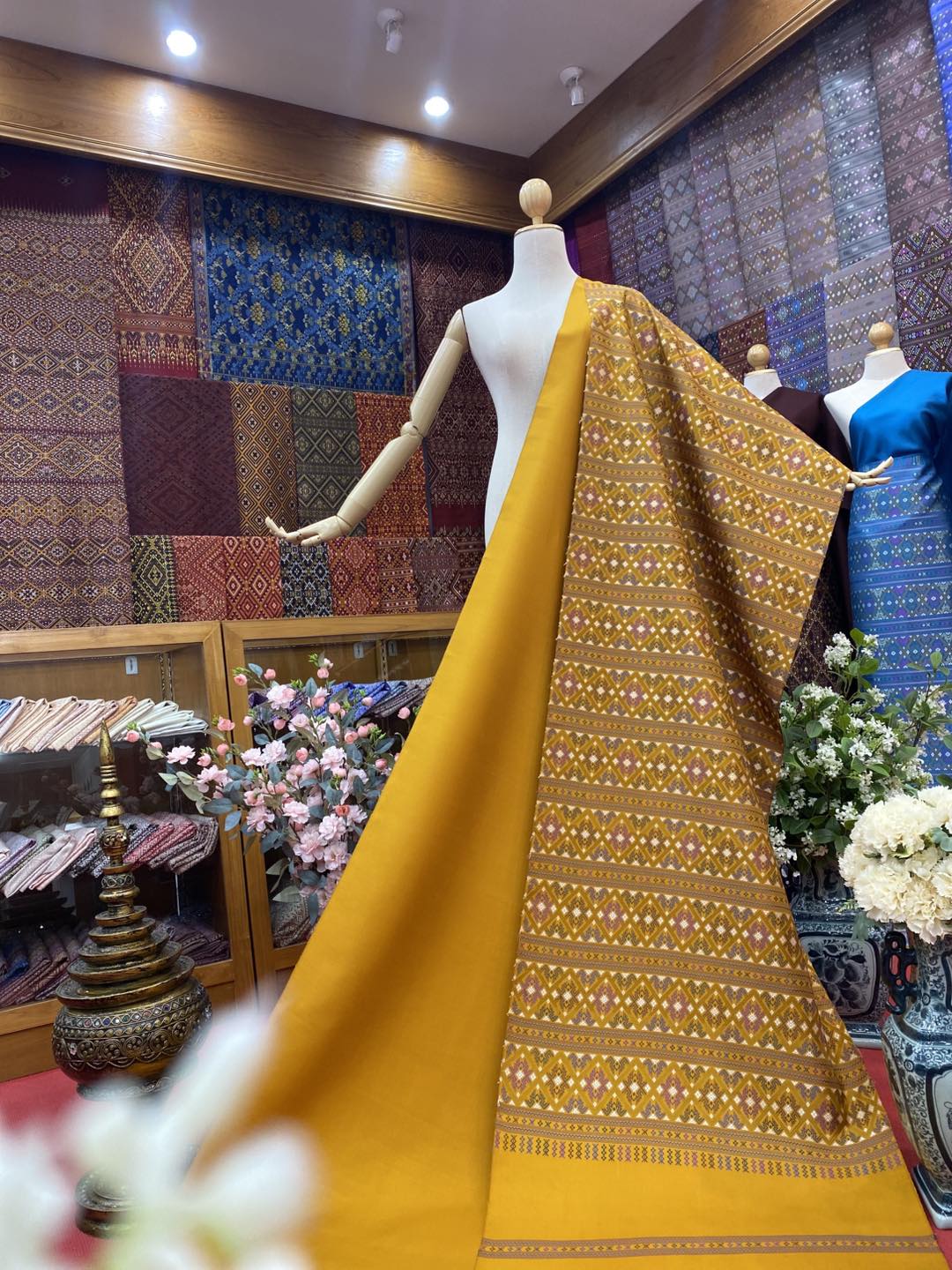 (ผ้าชุด)ไหมแพรวา ตัดชุดลายจกเกาะขิด ขนาด 63x500ซม (ลาย 2.3เมตร+สีพื้น 2.7เมตร) พื้นสีเหลือง รหัส P10-BM-0910682