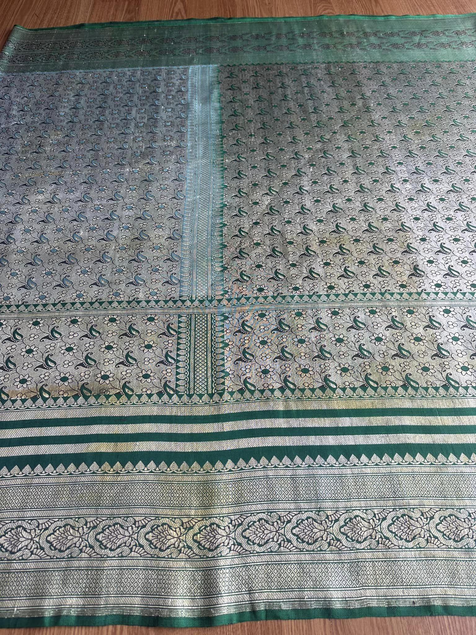 ซิ่น ผ้าปาโตล่ายกเงิน เส้นยืนไหมแท้ ขนาด 113x210ซม มีหน้านาง พื้นสีเขียว รหัส N9-SIL0523663