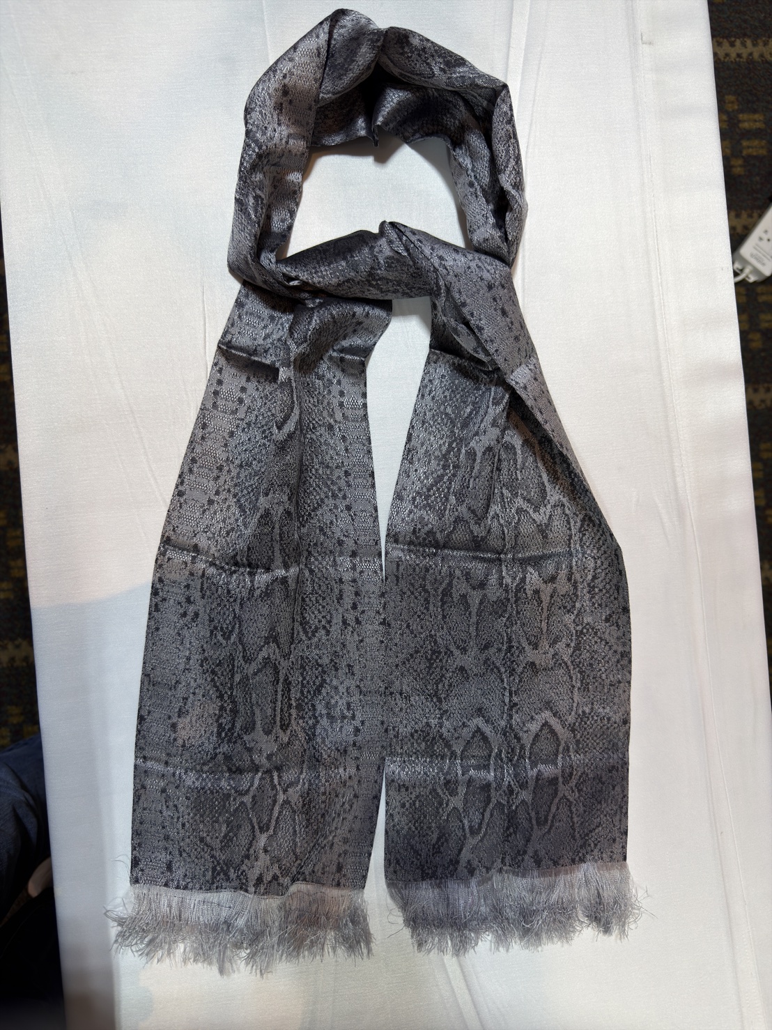 ผ้าพันคอไหม ขนาด 16x156ซม. มีนางหน้าชายครุย ลายโฮลนาคา พื้นสีเทาดำ L4E-76-12046815