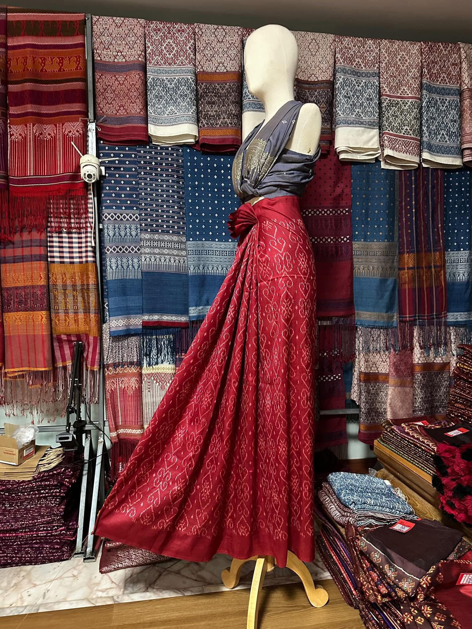 ซิ่น ไหมมัดหมี่ ผ้าปาโตล่า ขนาด 120x230ซม. ท้องผ้าสีแดง รหัส N9-SIL-051768A28