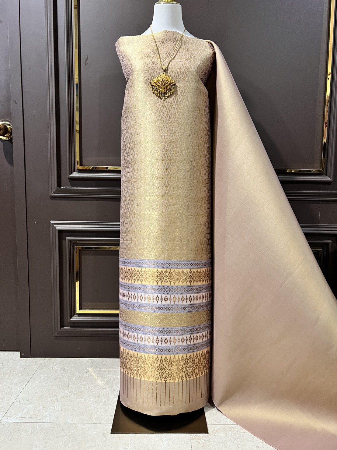 (ผ้าชุด)ผ้าไหมยกดอกลำพูน เกาะเชิงดิ้นทอง ขนาด 1.02x4.40เมตร ลายช่อชัยพฤกษ์ พื้นสีน้ำตาลเหลืองทอง รหัส N90-29-TR0476