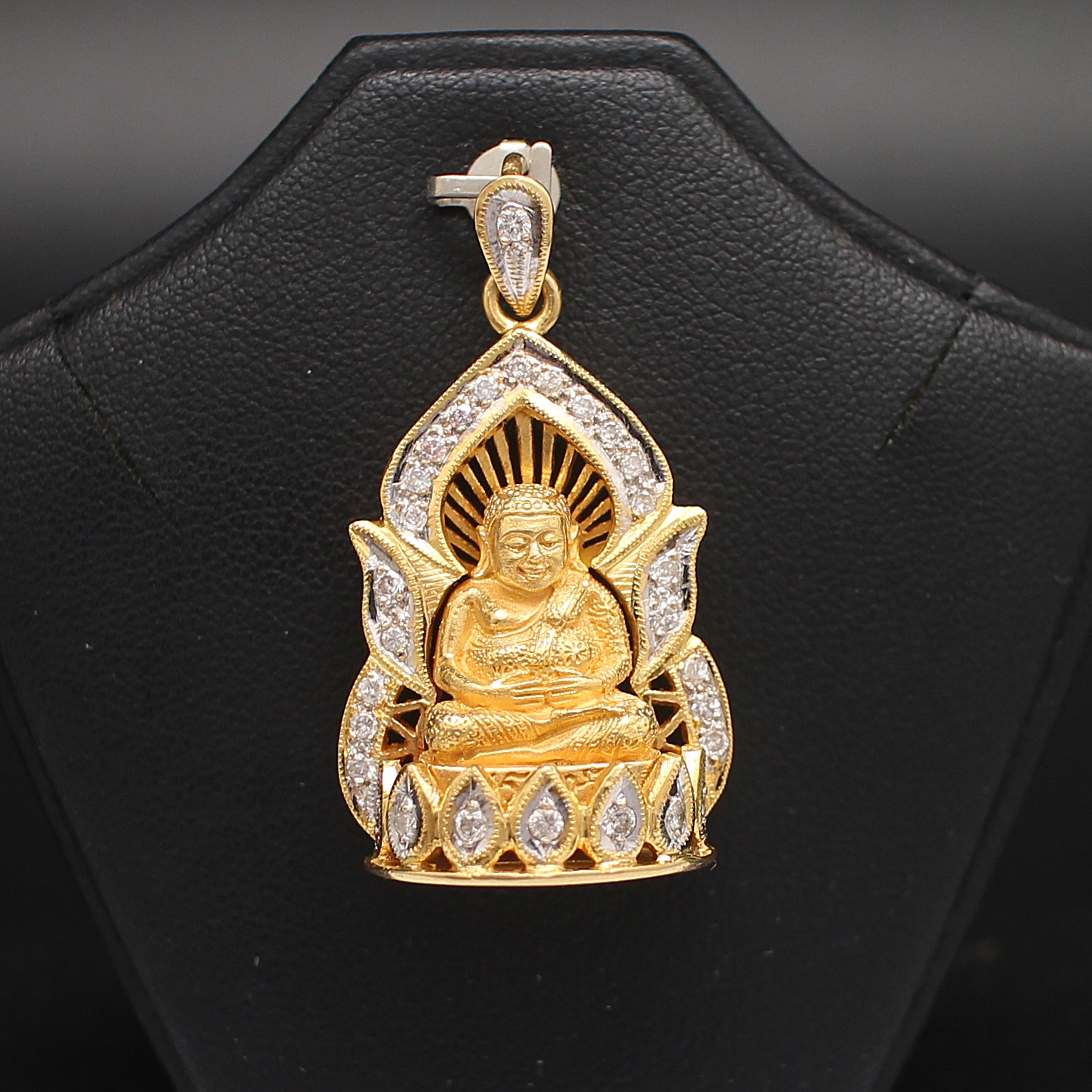 PD25021 จี้พระสังกัจจายองค์ทองคำ เลี่ยมกรอบทองแท้ 90% ฝังเพชรแท้ 29 เม็ด 0.50 กะรัต นน.รวม 27.2 กรัม
