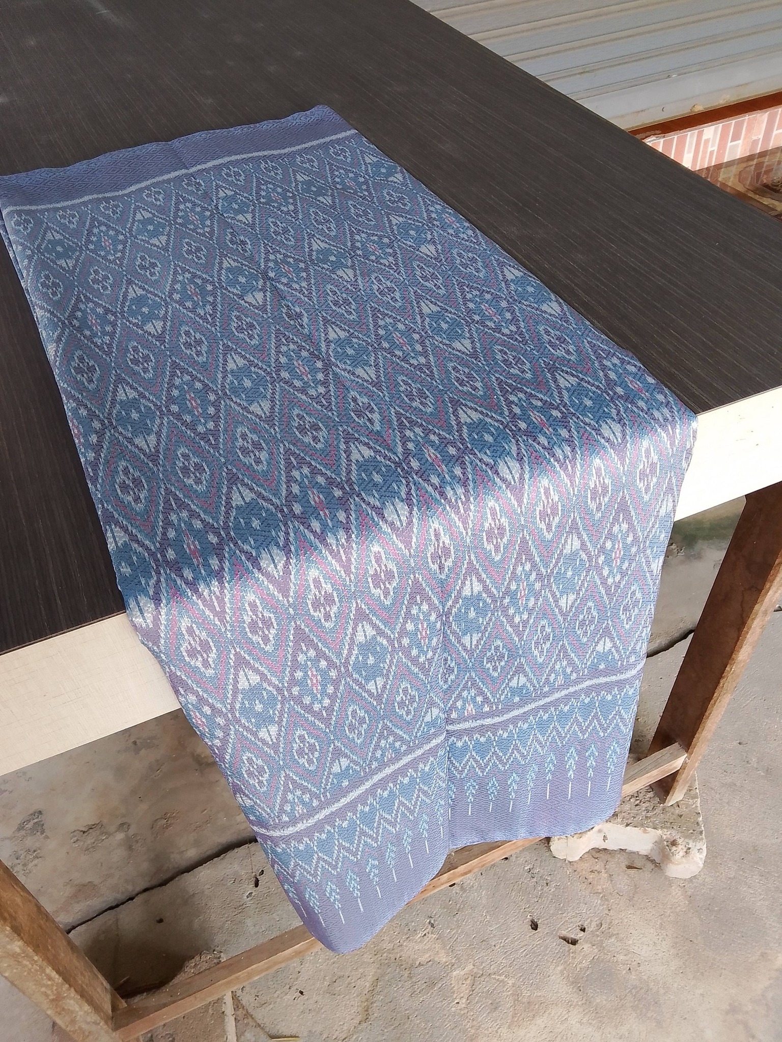 ซิ่น ผ้าไหมมัดหมี่ทอยกดอก 6ตะกอ ยกดอกลูกแก้ว สีธรรมชาติ ขนาด1x2เมตร พื้นสีม่วงคราม รหัส L1-43-082668141