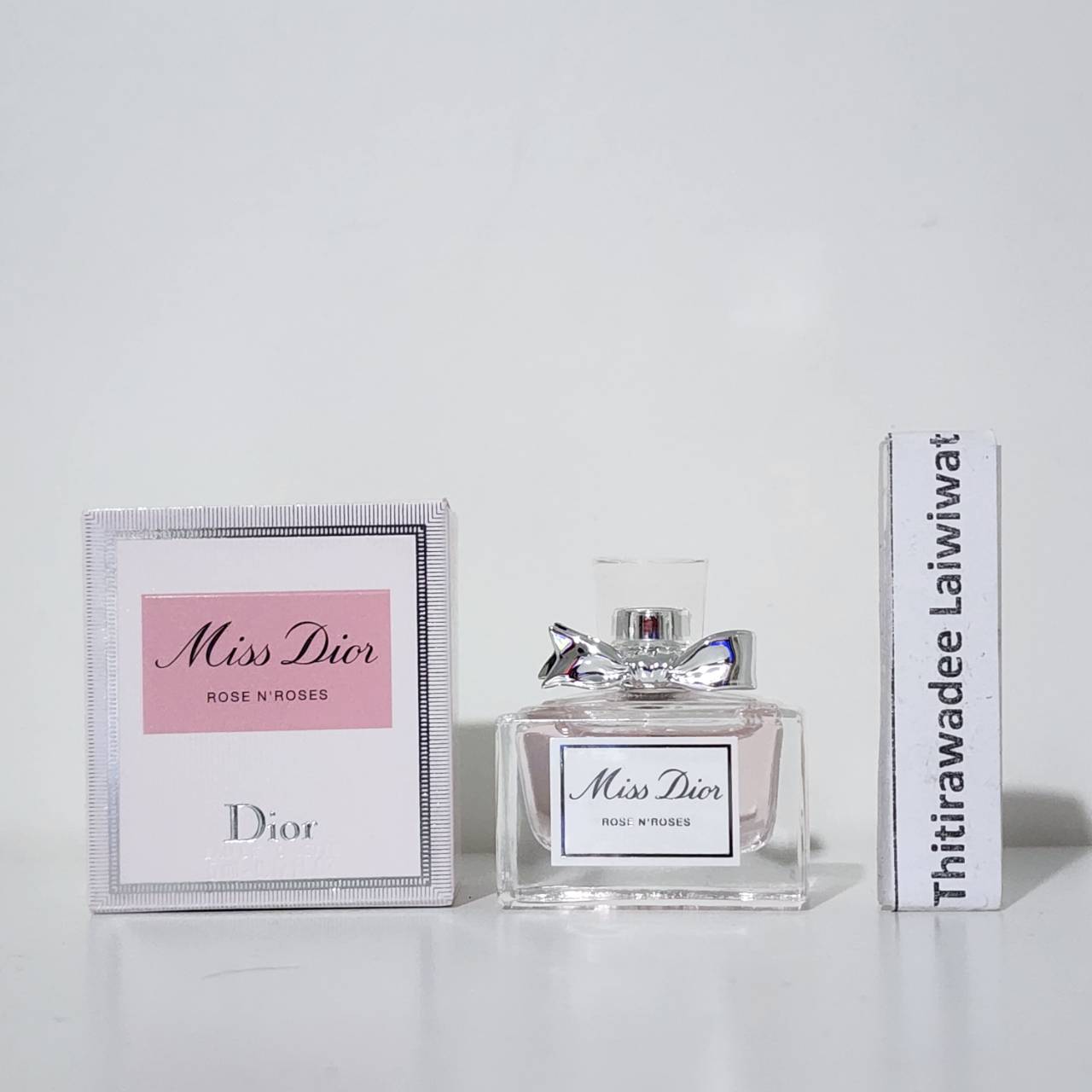 น้ำหอมจิ๋วมินิ Dior Miss Dior Rose N'Roses 5ml แบบแต้มมีกล่อง ( Mini Perfume น้ำหอมขนาดพกพา) น้ำหอมจิ๋วมินิ ขวดน่ารัก ตั้งโชว์ก็สวย พกพาก็สะดวก หัวแต้มตามจุดชีพจร