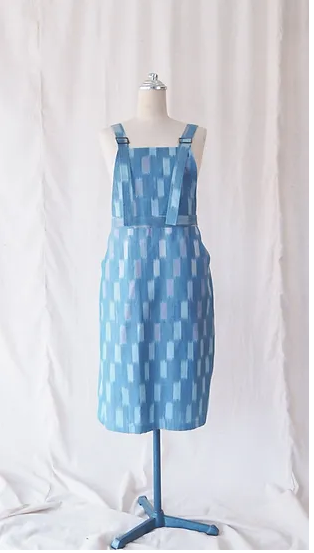 เอี๊ยมกระโปรงผ้าไหมมัดหมี่ ตัดสำเร็จ เฉดสีฟ้า รหัส WR-SKU102158