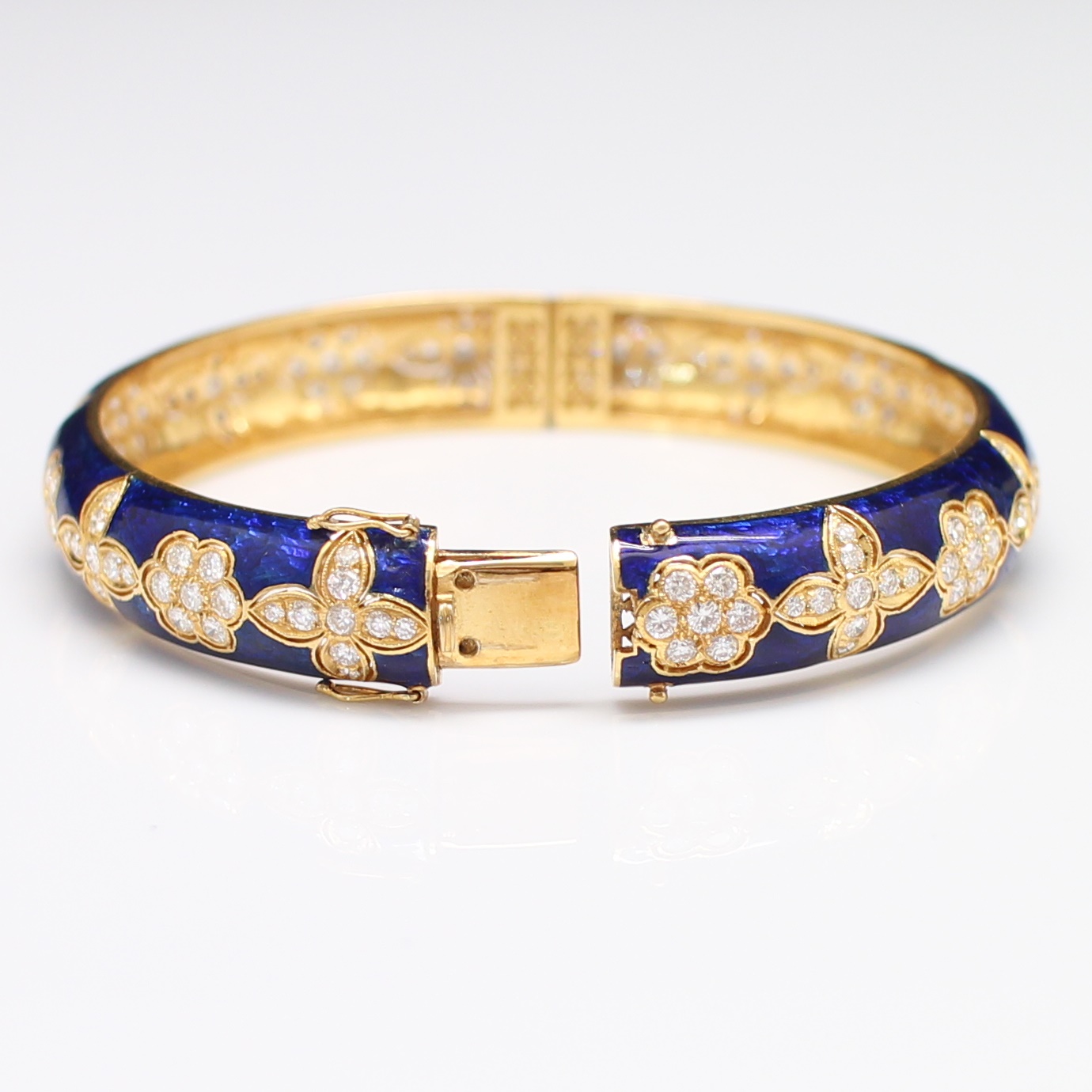 BL25129 กำไลทองลงยาสีน้ำเงิน ประดับเพชรเกสร 3.42 กะรัต ทองแท้ 18k นน.รวม 31.8 กรัม เส้นผ่านศูนย์กลาง 5.2 ซม.