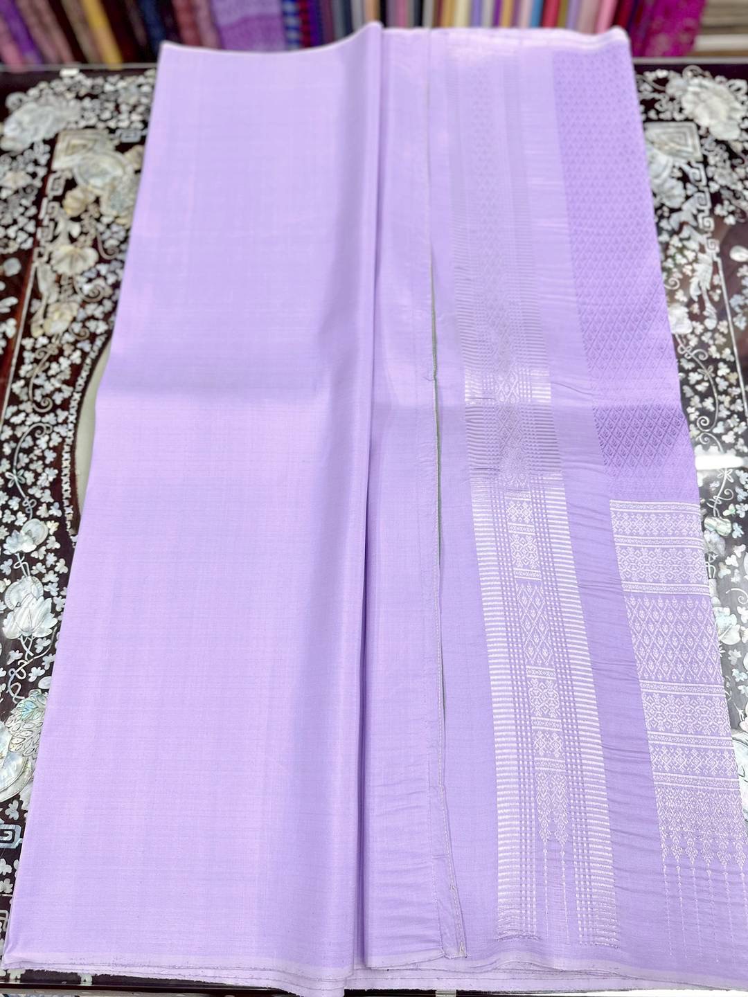 (ผ้าชุด)ไหมยกสุรินทร์ เกาะเชิงดิ้นเงิน ขนาด 1x4เมตร (ลาย 2เมตร+สีพื้น 2เมตร) สีม่วงพาสเทล รหัส N10-ST-0505681