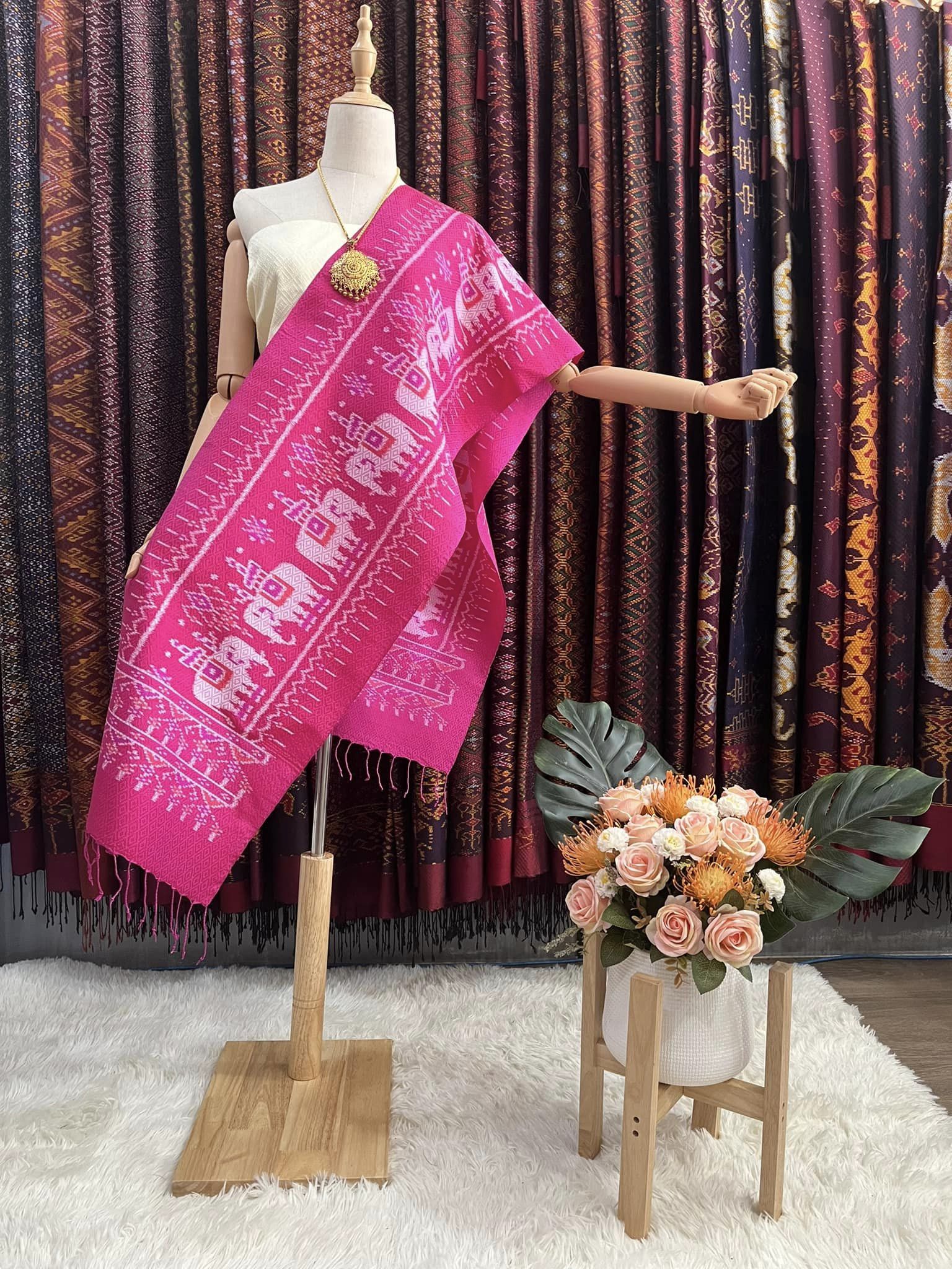 ผ้าพันคอไหม ผ้าไหมทอยกดอก 5ตะกอ ขนาด 35x190ซม.ลายช้าง มีหน้านางชายครุย พื้นสีชมพู L4E-PS-042467173719