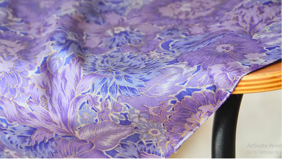 ผ้าพันคอไหมพิมพ์ลาย สี่เหลี่ยมจัตุรัส ขนาด 100x102ซม.ลายดอกไม้ สีม่วง รหัส ZTG-CT-103354