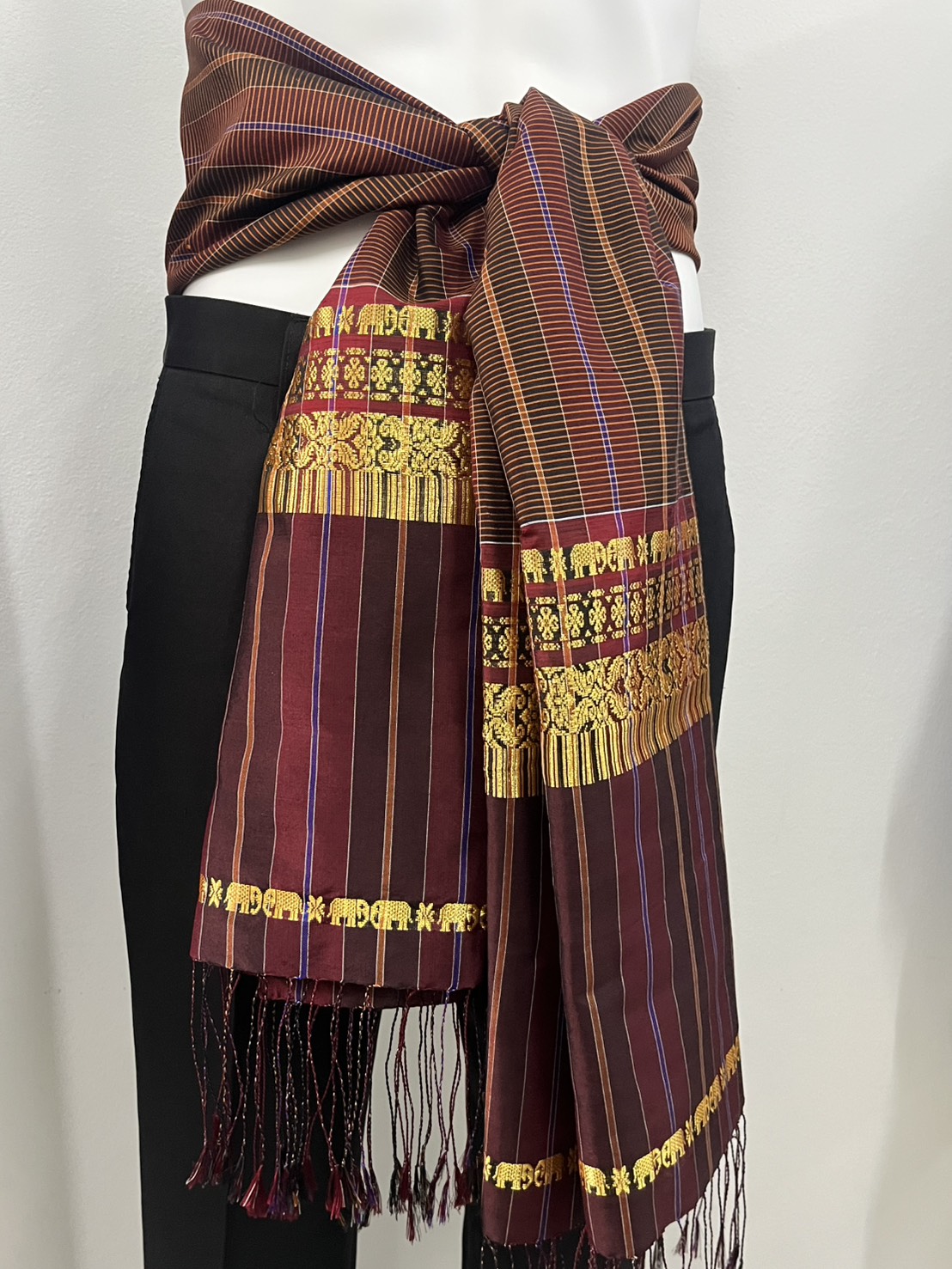 ผ้าขาวม้า ไหมแท้ ยกขิดดิ้นลายช้าง มีชายครุย ขนาด 65X200ซม. รหัส R4E-ME-6