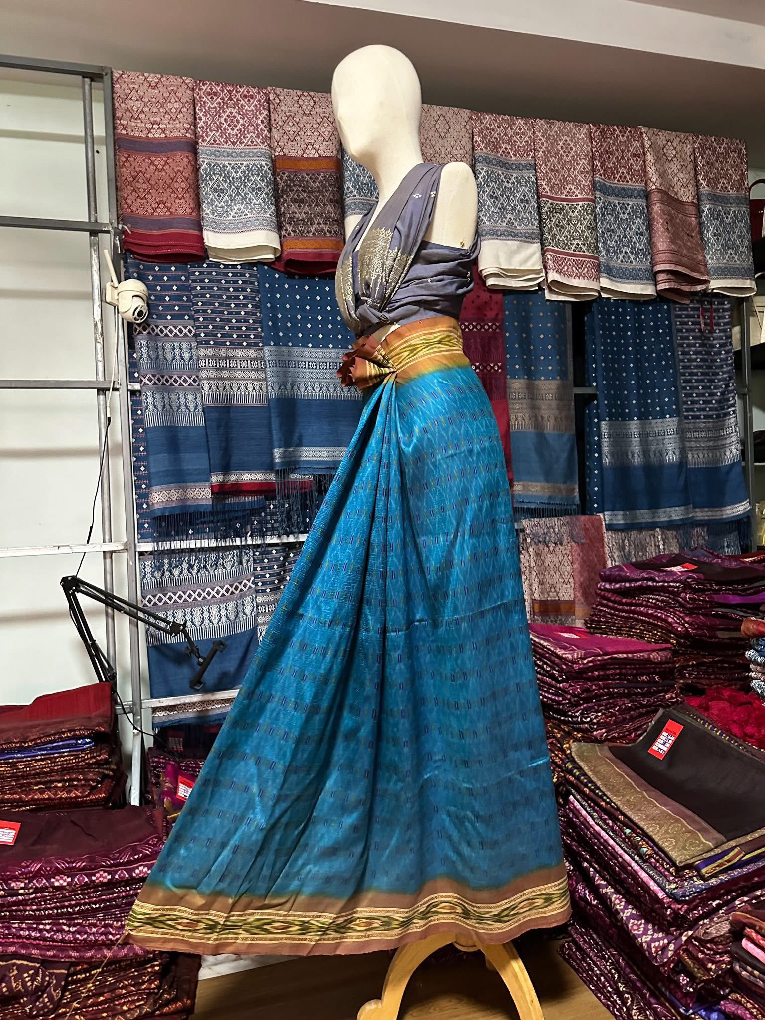 ซิ่น ไหมมัดหมี่ ผ้าปาโตล่า ขนาด 116x220ซม. พื้นสีฟ้าเชิงเหลือง รหัส N9-SIL-051768A2