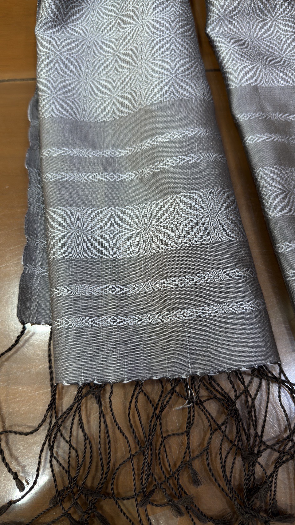 ผ้าคลุมไหล่ผ้าไหม ไหมแท้ ยกดอกลีลาวดี เนื้อละเอียด ขนาด 63x200ซม. สีเทาเงิน รหัส ZYG-AA-11176812