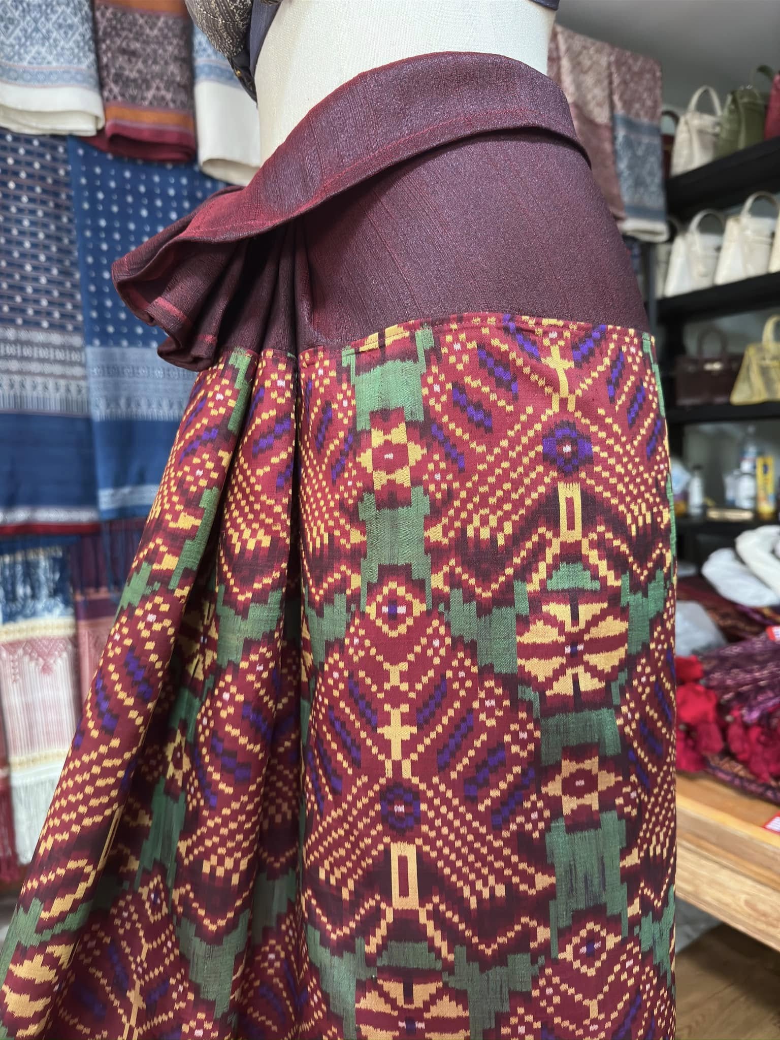 ซิ่น พระตะบอง ผ้าจามทอสามตะกอ ขนาด 110x150ซม พื้นสีน้ำตาลแดง รหัส N9-SIL-AJ1