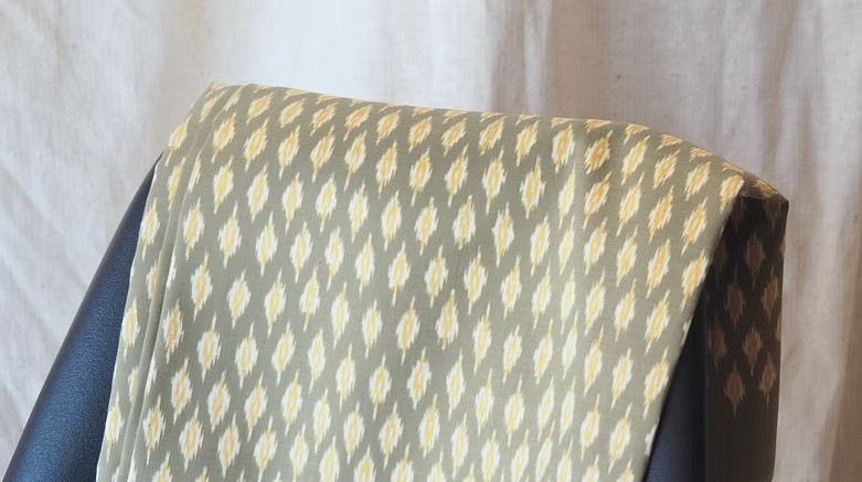 (ผ้าชุด) ผ้าไหมมัดหมี่ไหมแท้ (ผ้าลาย2หลา+สีพื้น2หลา) พื้นสีเขียวไพรอ่อน รหัส M2B-CT-103028