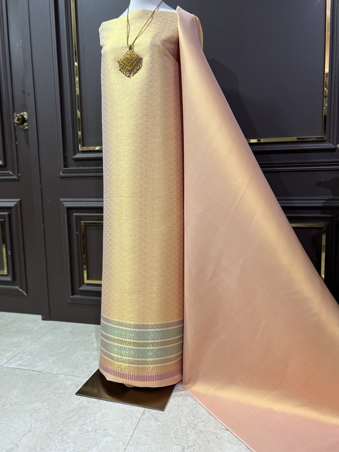 (ผ้าชุด)ผ้าไหมยกดอกลำพูน เกาะเชิงดิ้นทอง ขนาด 1.02x4.45เมตร ลายพิกุลโบราณ พื้นสีส้มทองเหลือง รหัส N90-29-TR0554