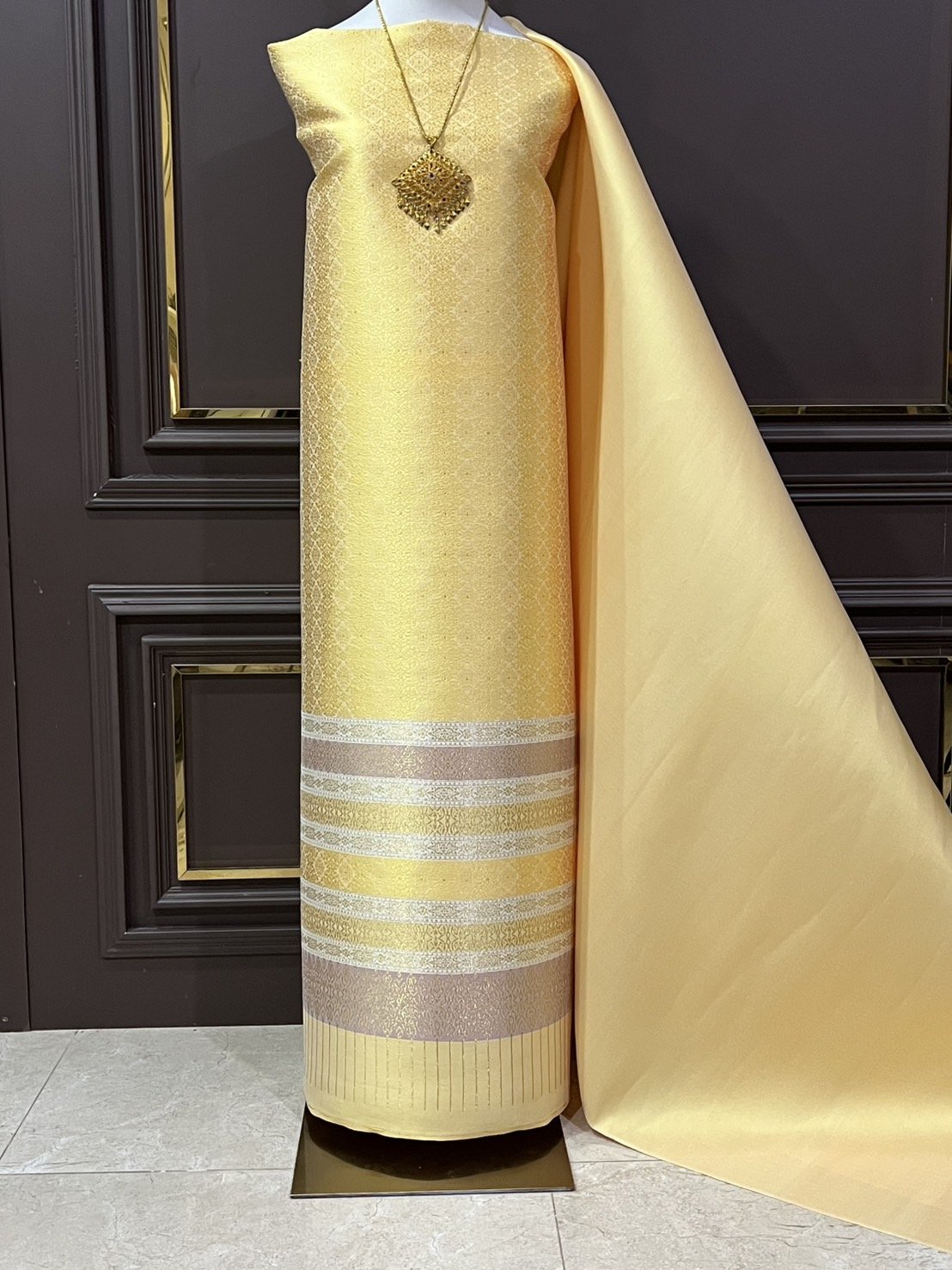 (ผ้าชุด)ผ้าไหมยกดอกลำพูน เกาะเชิงดิ้นทอง ขนาด 1.02x4.44เมตร ลายพวงเดือน พื้นสีเหลือง รหัส N90-29-TR0501