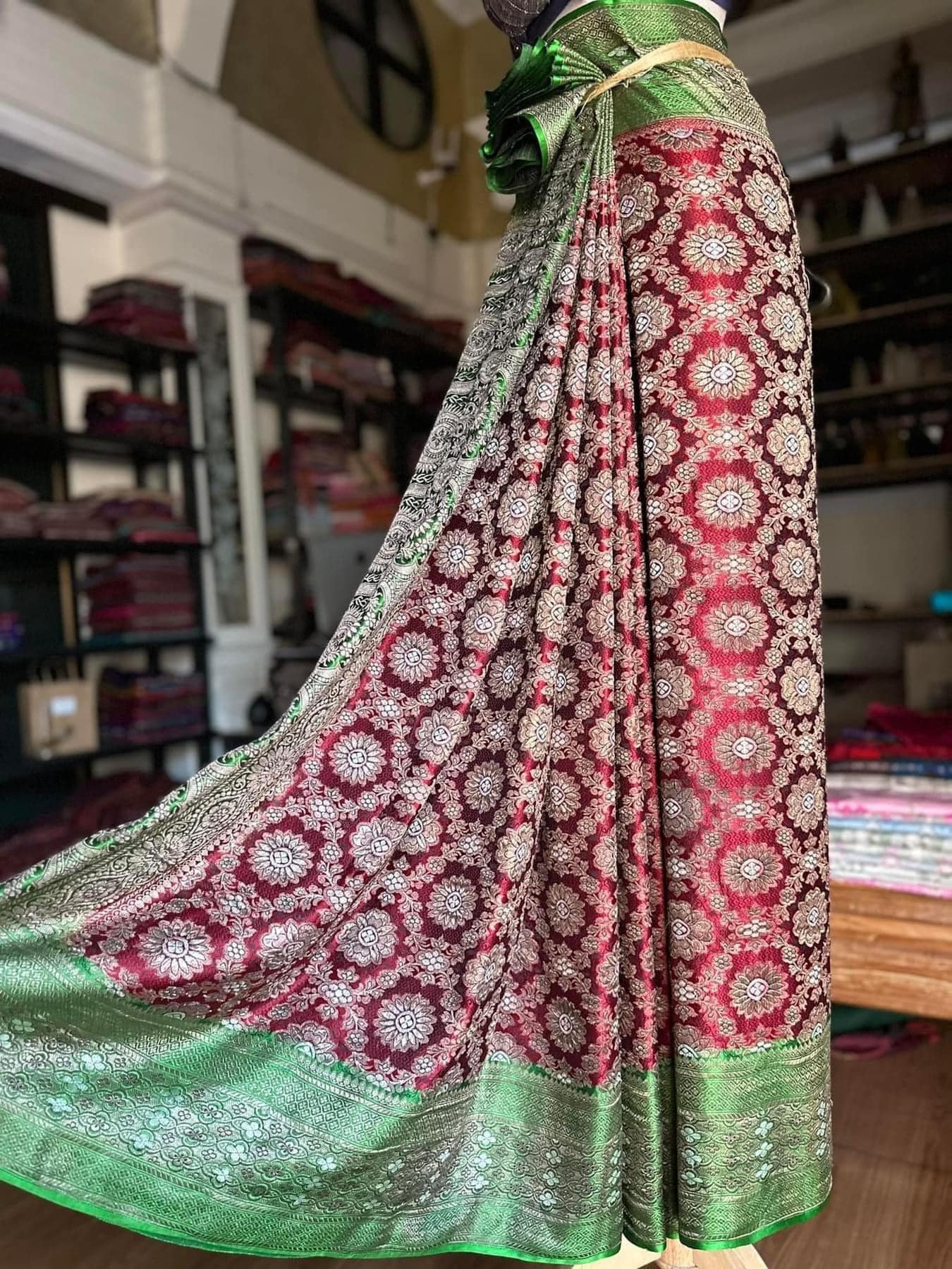 ซิ่น ผ้าปาโตล่า เส้นยืนไหมแท้ ขนาด 112x460ซม. พื้นสีแดง สีเขียว รหัส N9-SIL-GK2