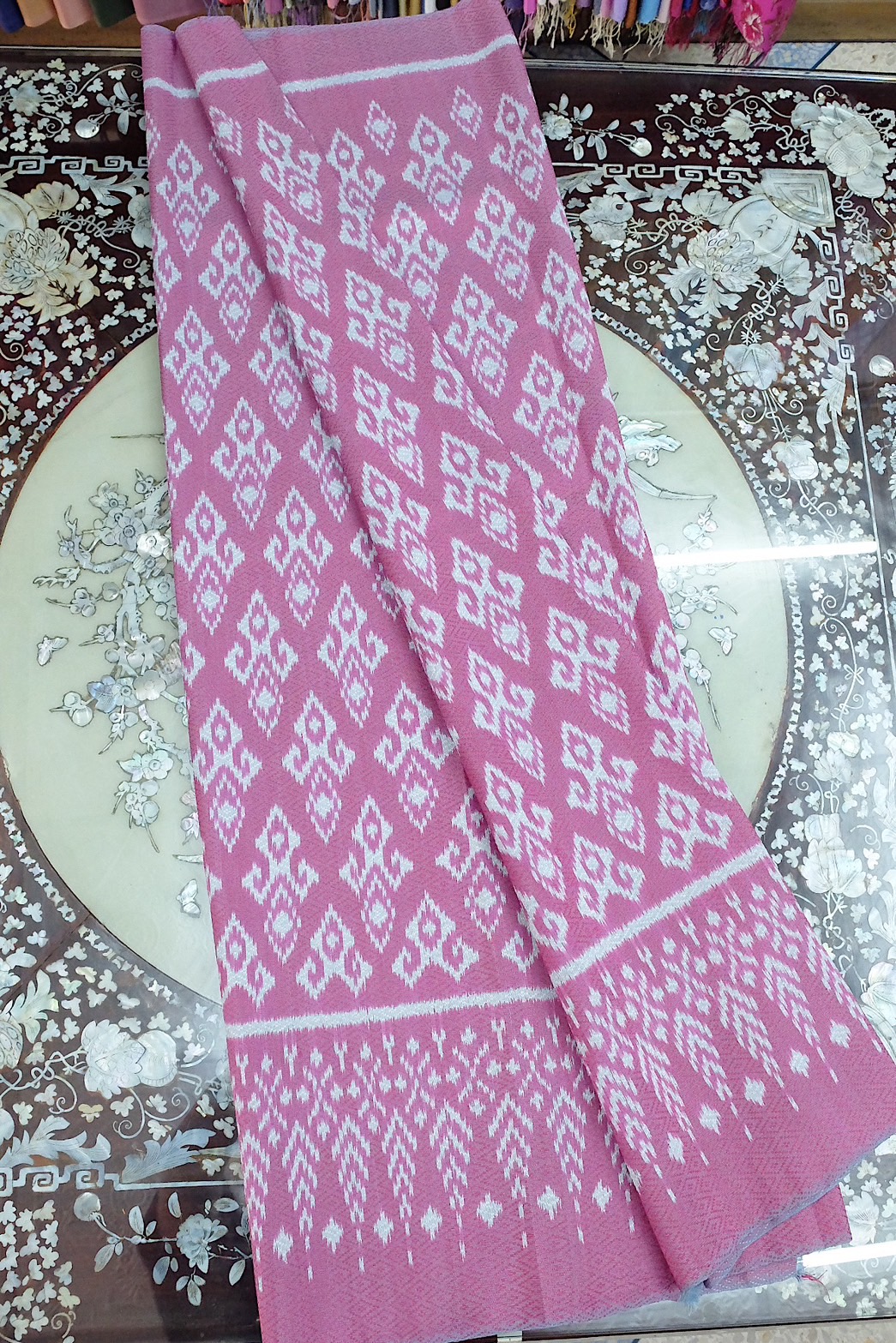 ซิ่น ผ้าไหมมัดหมี่ ทอยกดอกลูกแก้ว 6ตะกอ ขนาด 1x2เมตร ลายโคมไฟ พื้นสีชมพูกลีบบัว รหัส L9A-ST-0127680